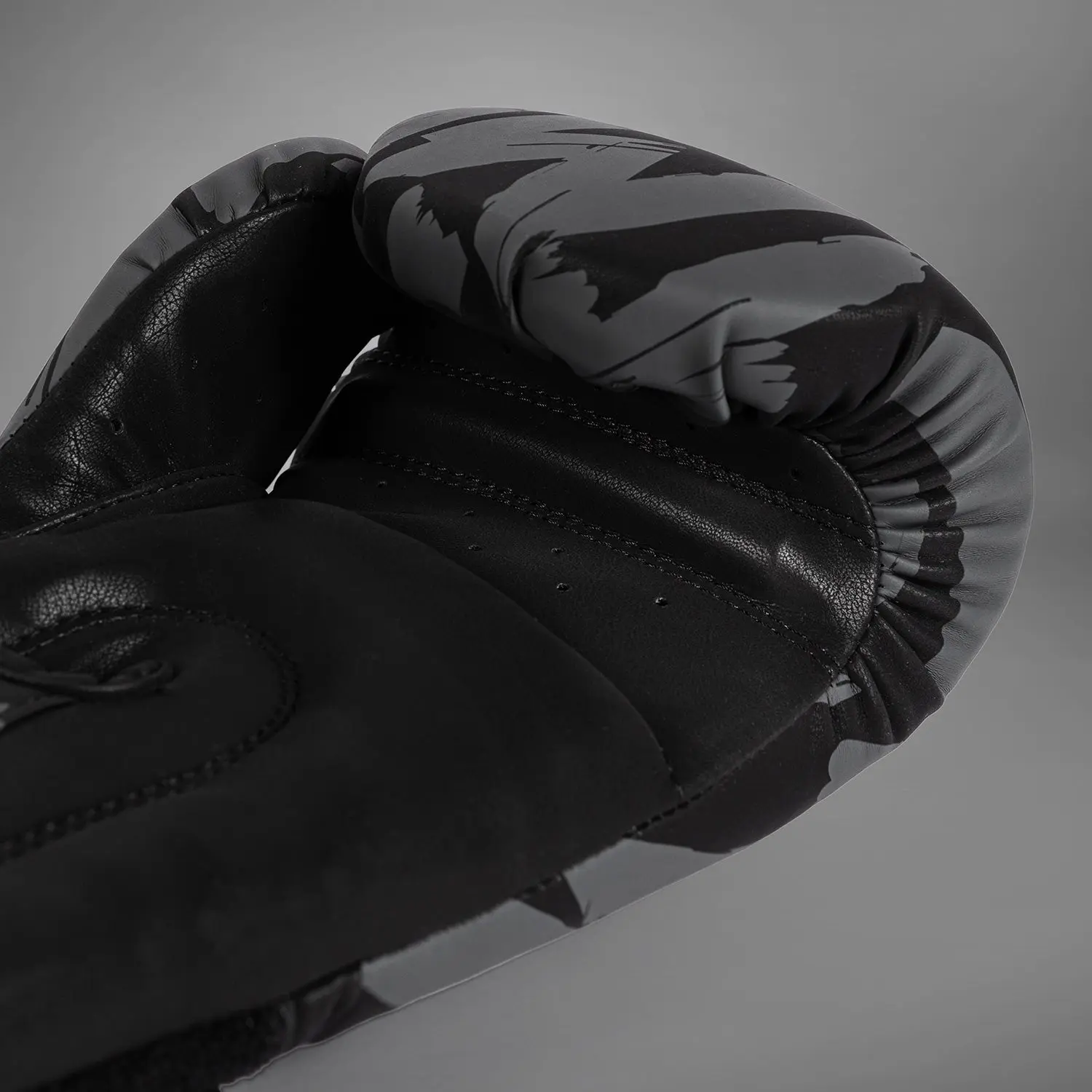 Venum Graffiti Boxing Gloves - Urban Charcoal детайл на пръстите