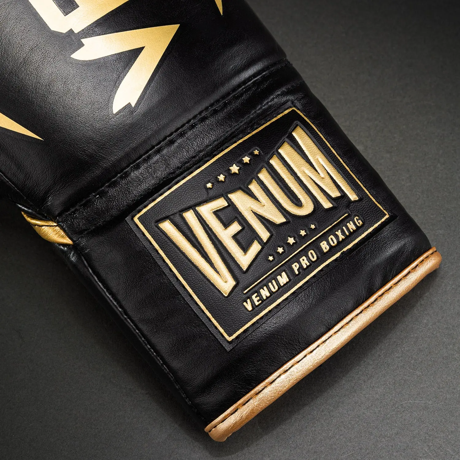 Venum Hammer Pro Boxing Gloves with Laces - Black/Gold, детайл от надпис Venum