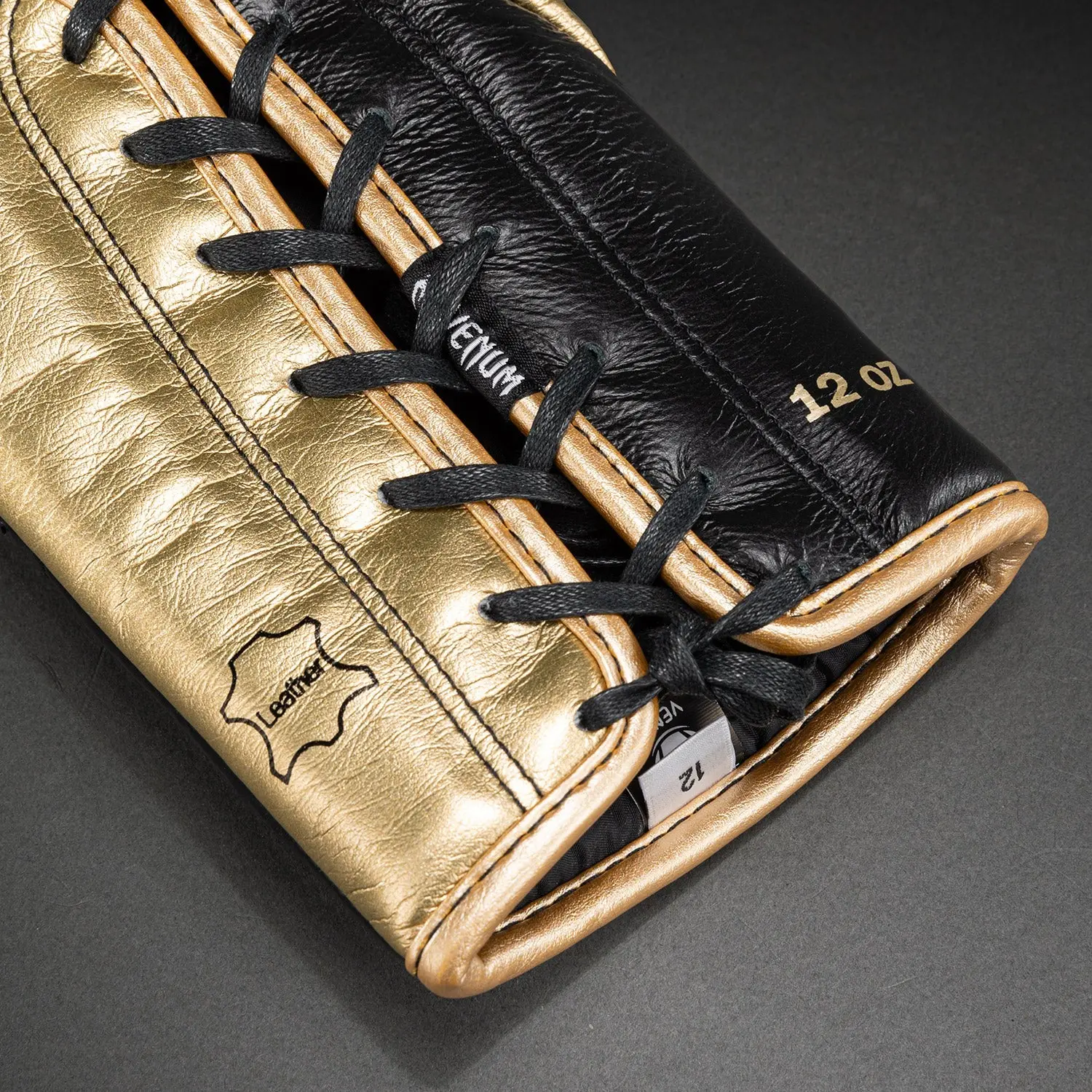 Venum Hammer Pro Boxing Gloves with Laces - Black/Gold, детайл от връзки и размер 12 oz