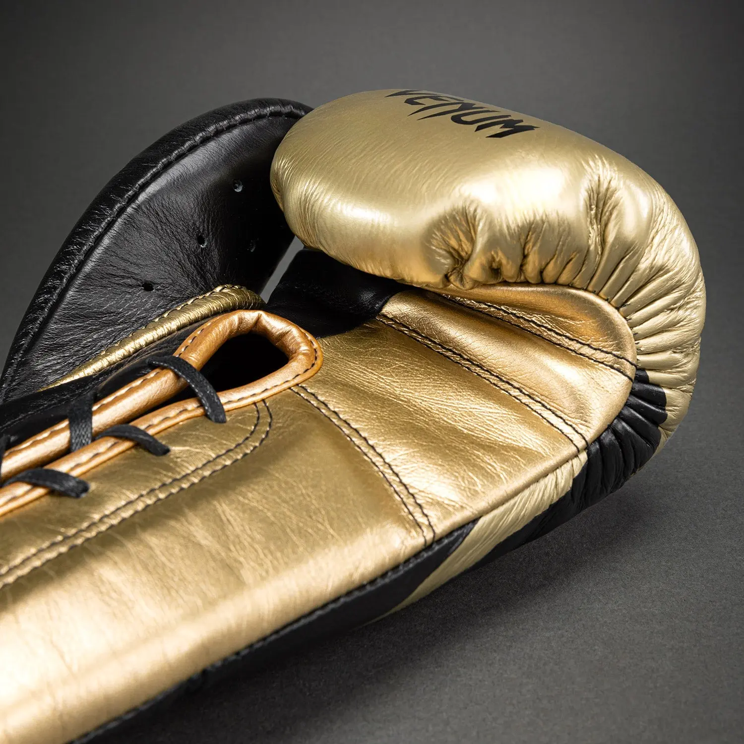 Venum Hammer Pro Boxing Gloves with Laces - Black/Gold, детайл от вътрешната страна