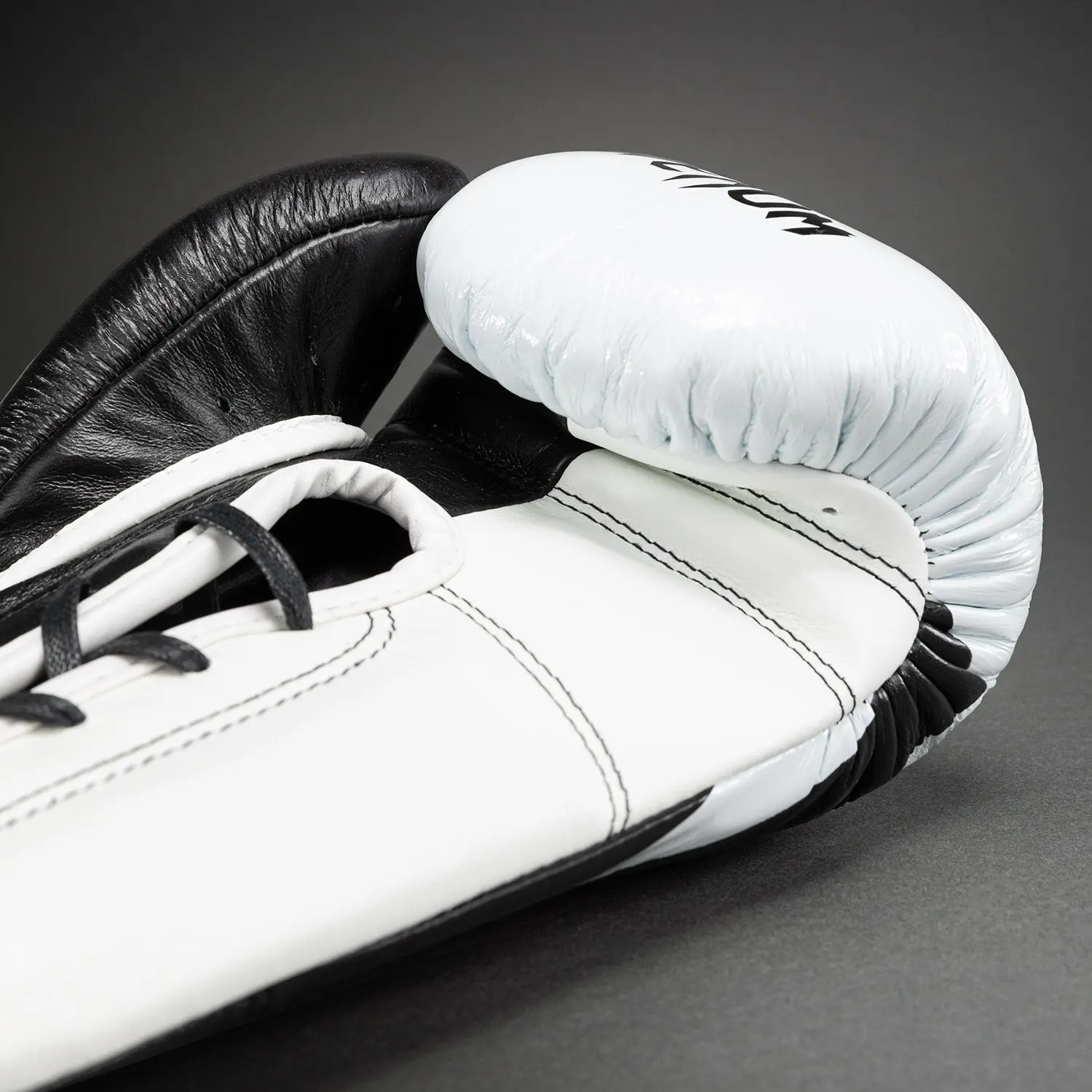 Venum Hammer Pro Boxing Gloves with Laces - Black/White детайл от връзките