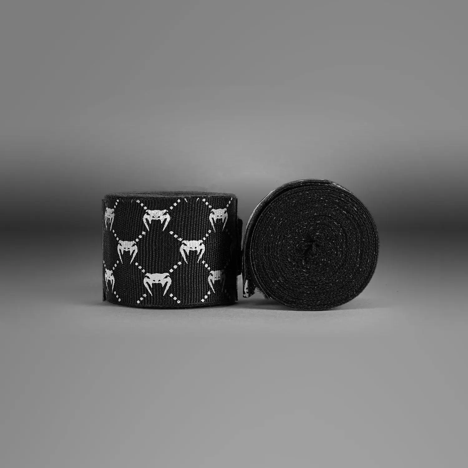 Бинтове - Venum Monogram Hand Wraps 4m - ICE, изглед на два бинта с част назад