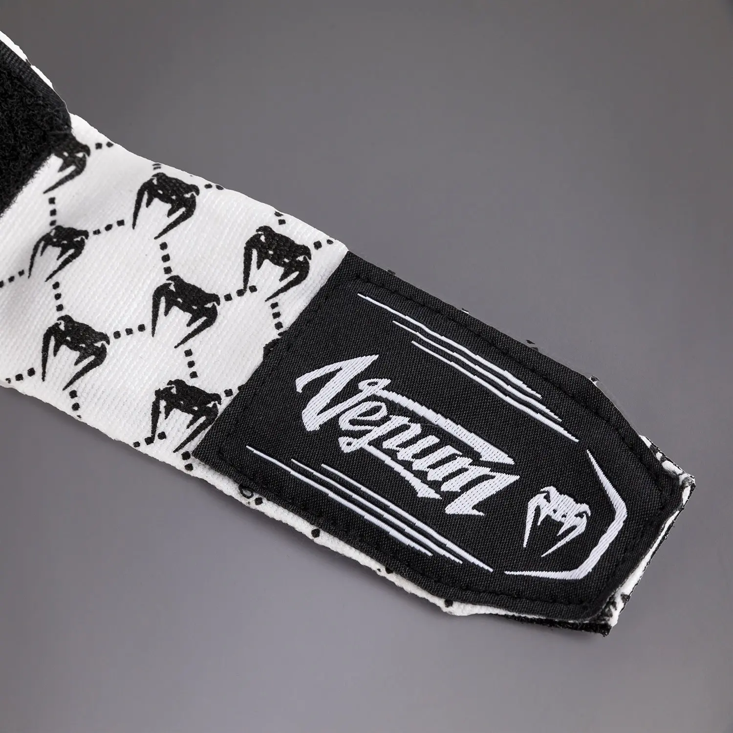 Venum Бинтове - Santa Muerte Handwraps - Black - 4.5m, близък план на етикета