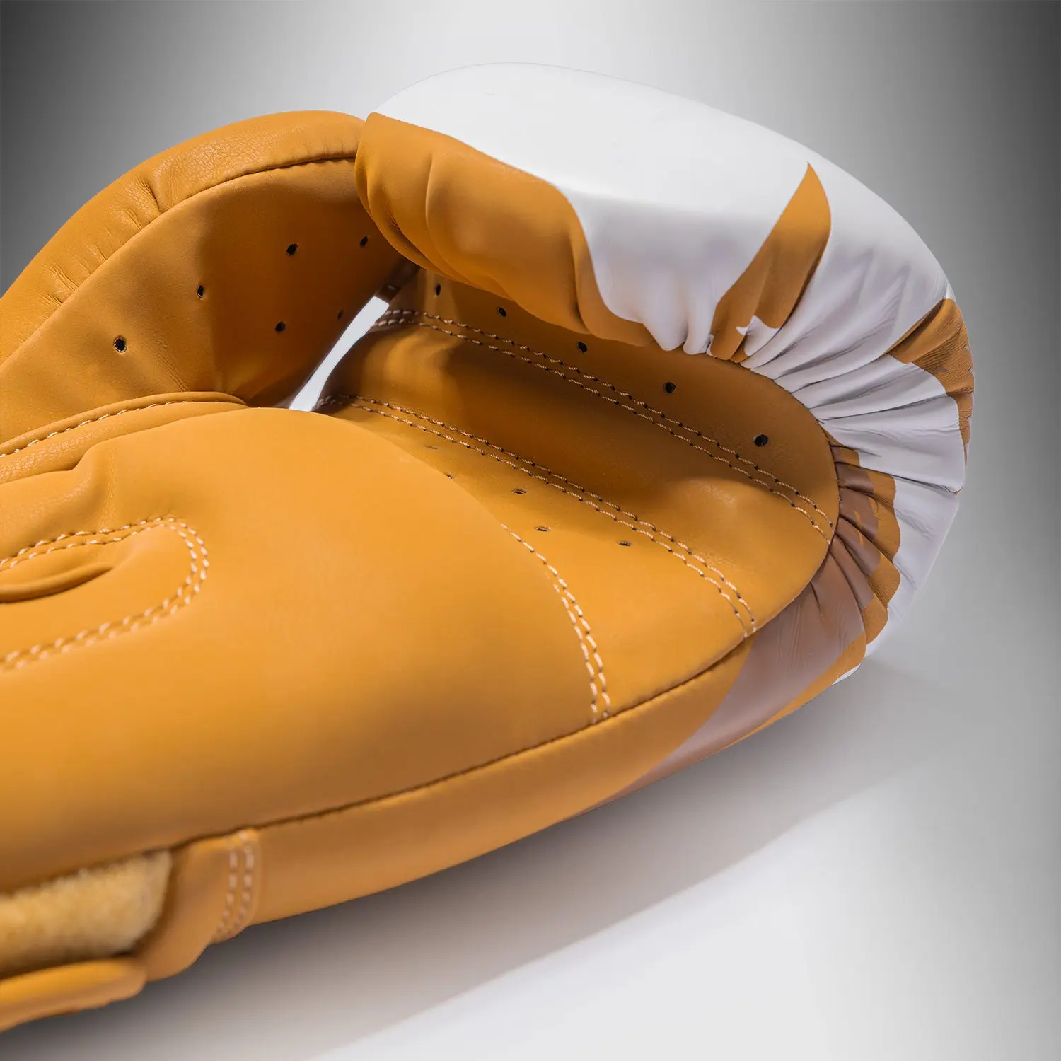 Venum Hurricane Boxing Gloves - Havana/ White детайл шевове