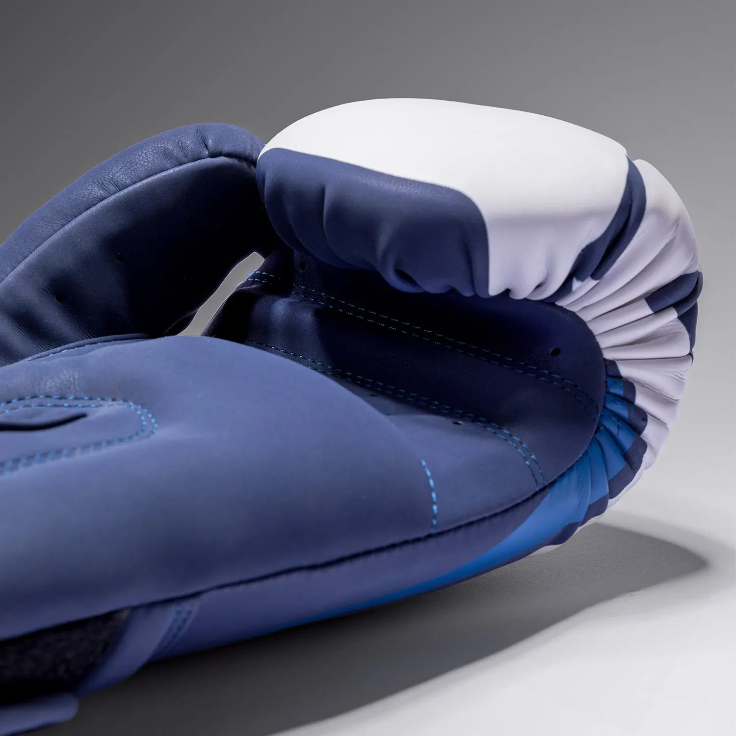 Venum Hurricane Boxing Gloves - Midnight Blue/ White детайл на пръстите