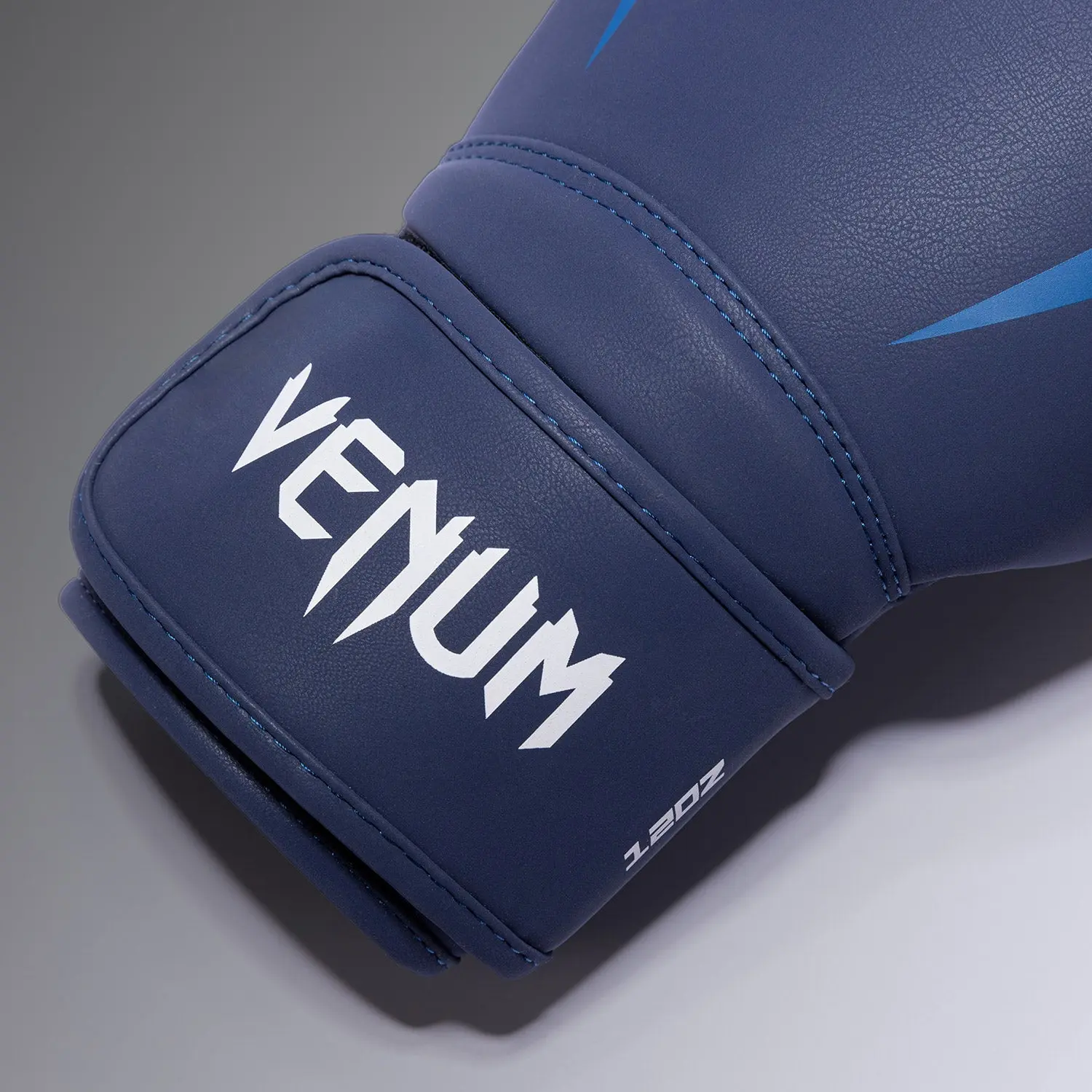 Venum Hurricane Boxing Gloves - Midnight Blue/ White детайл на китката