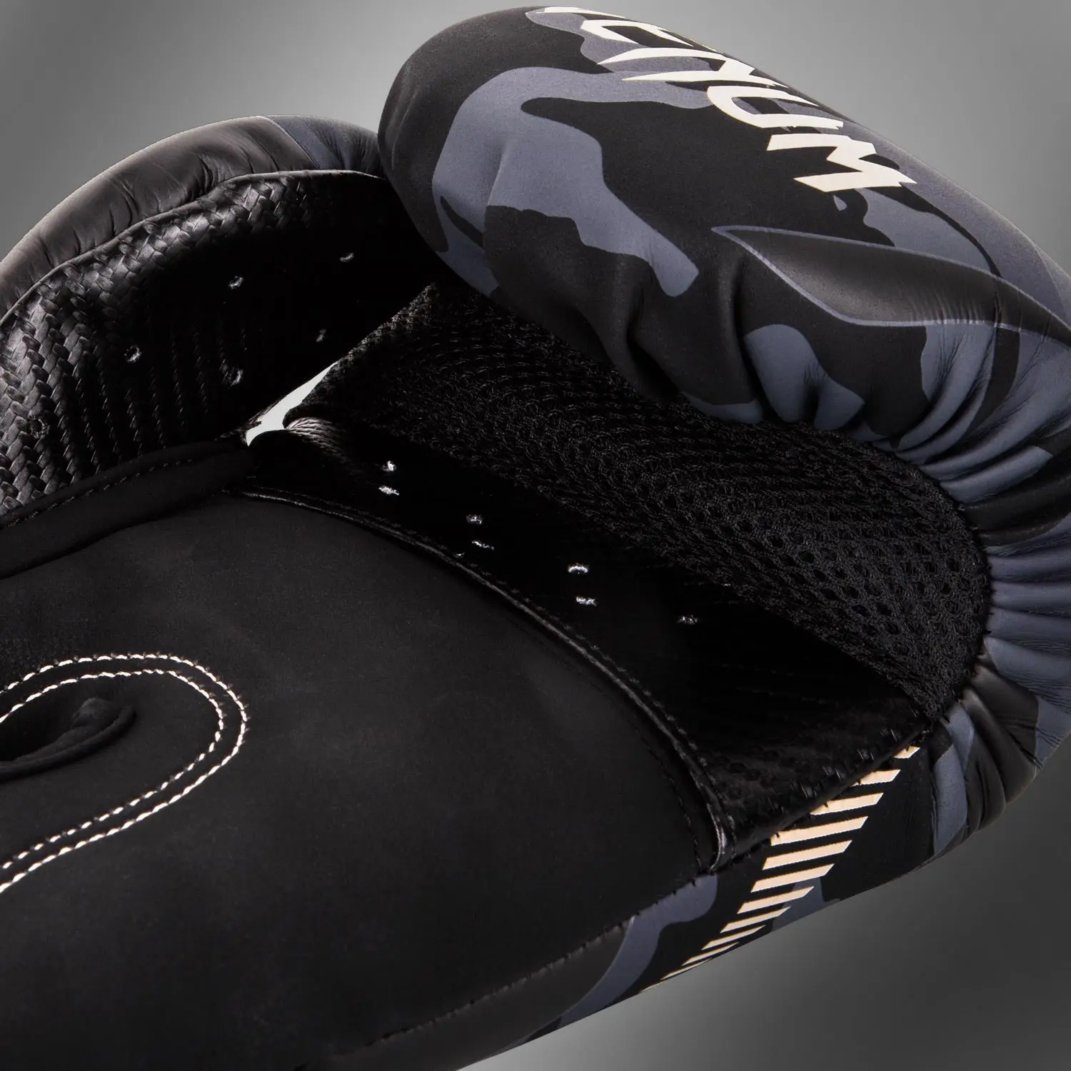 Venum Impact Boxing Gloves - Dark Camo/Sand детайл