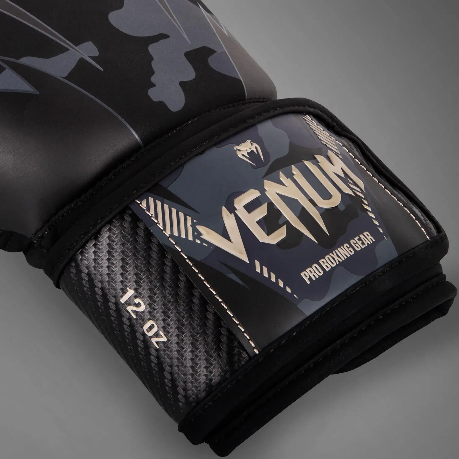 Venum Impact Boxing Gloves - Dark Camo/Sand етикет