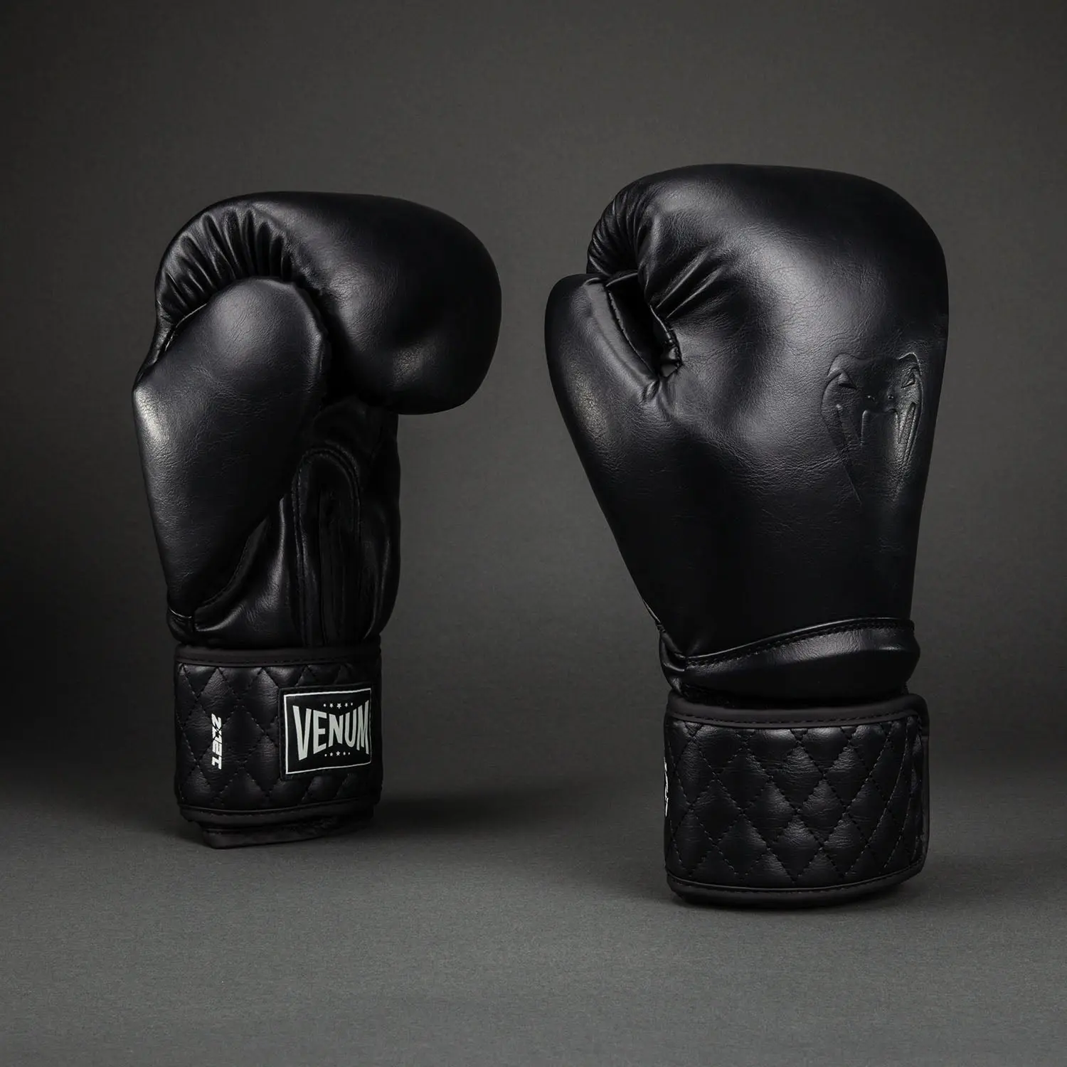 Venum Impact Classic Boxing Gloves - Black преден изглед с лого