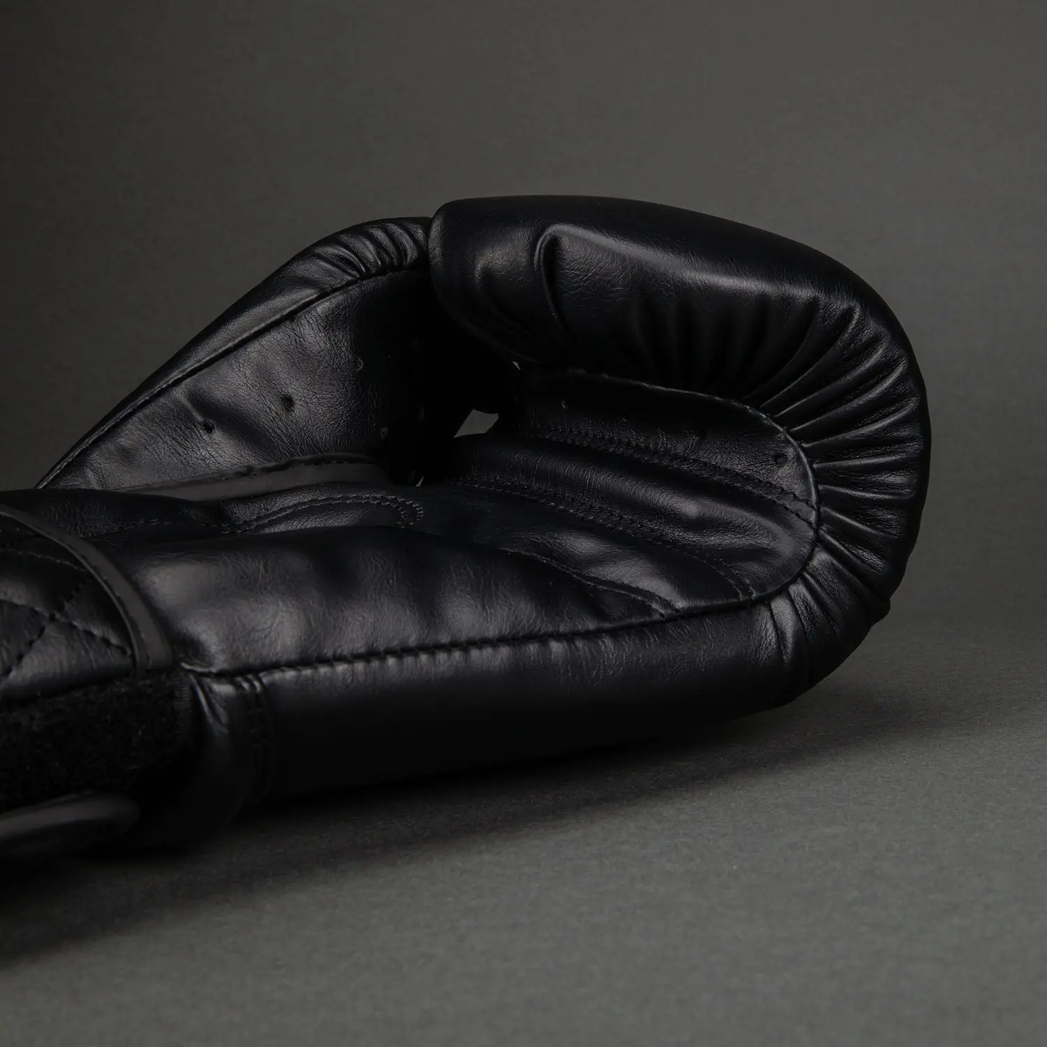 Venum Impact Classic Boxing Gloves - Black детайл на пръстите