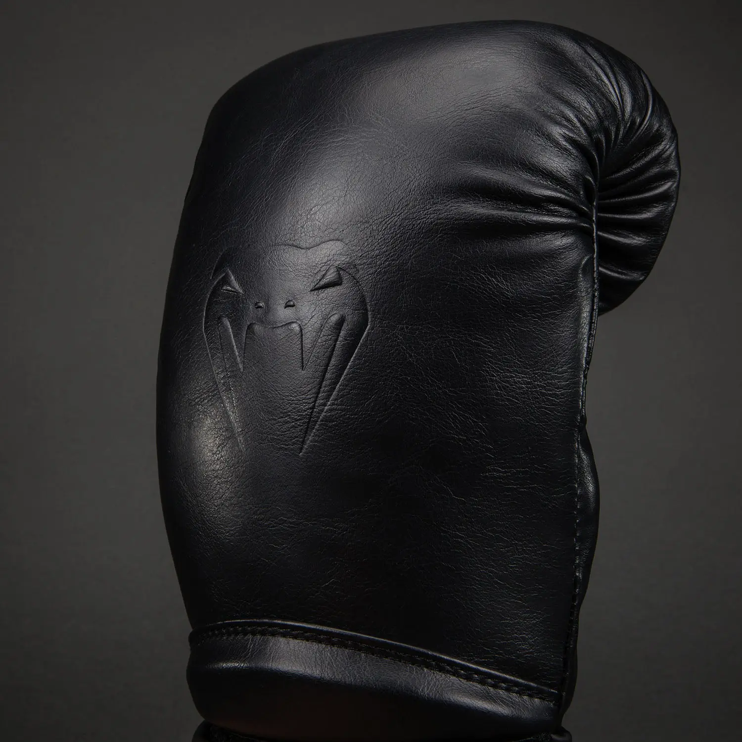 Venum Impact Classic Boxing Gloves - Black детайл на логото