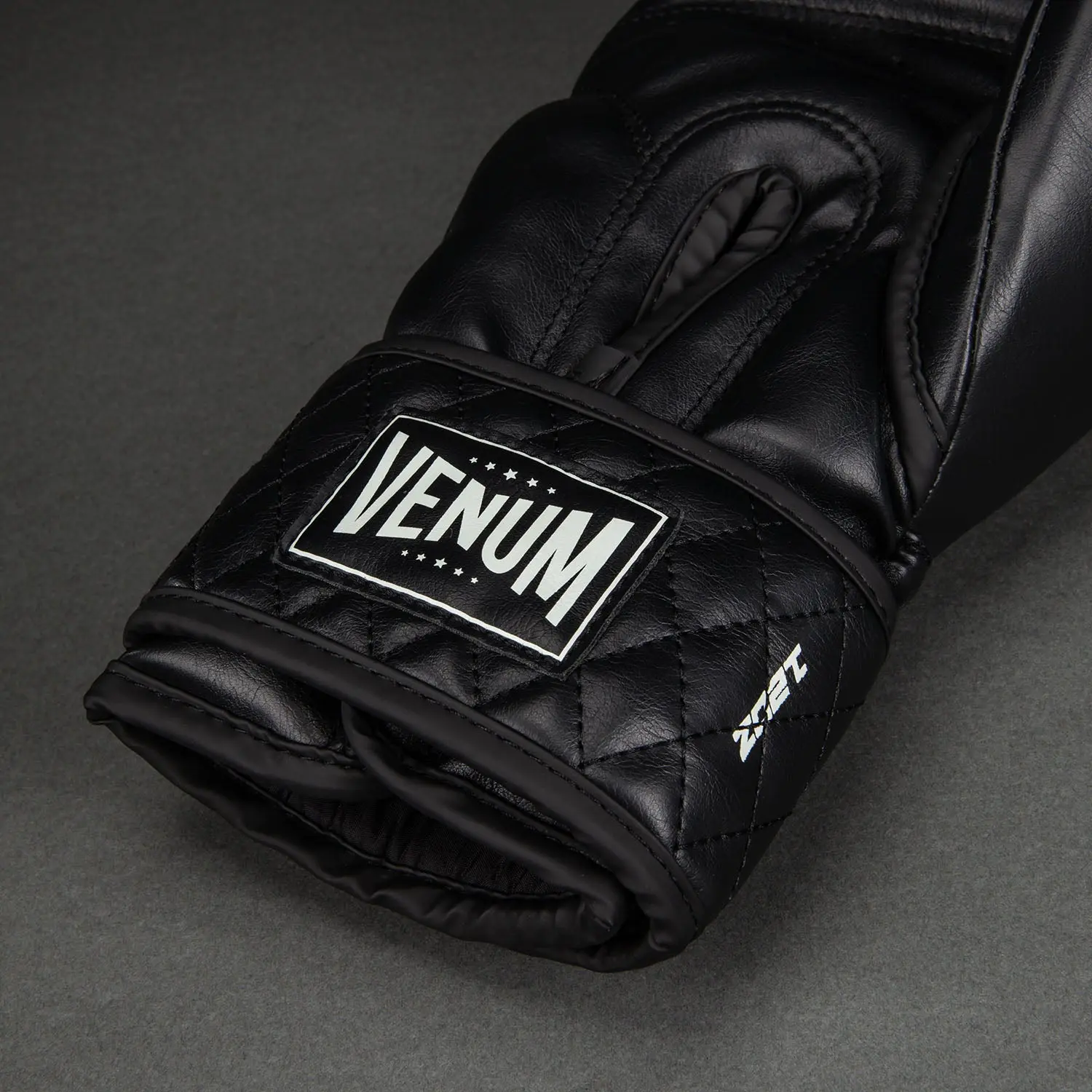 Venum Impact Classic Boxing Gloves - Black детайл на маншета с лого