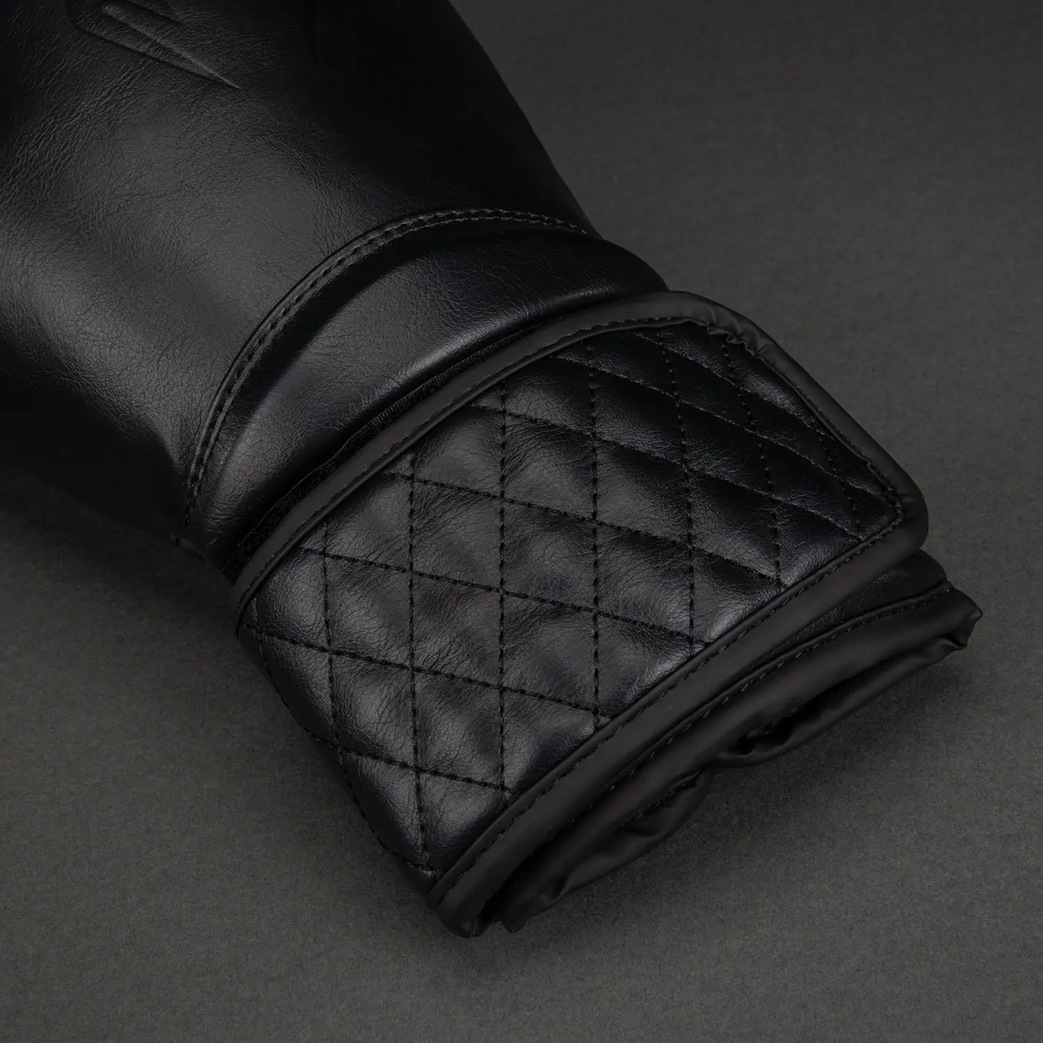 Venum Impact Classic Boxing Gloves - Black детайл на капитонирания маншет