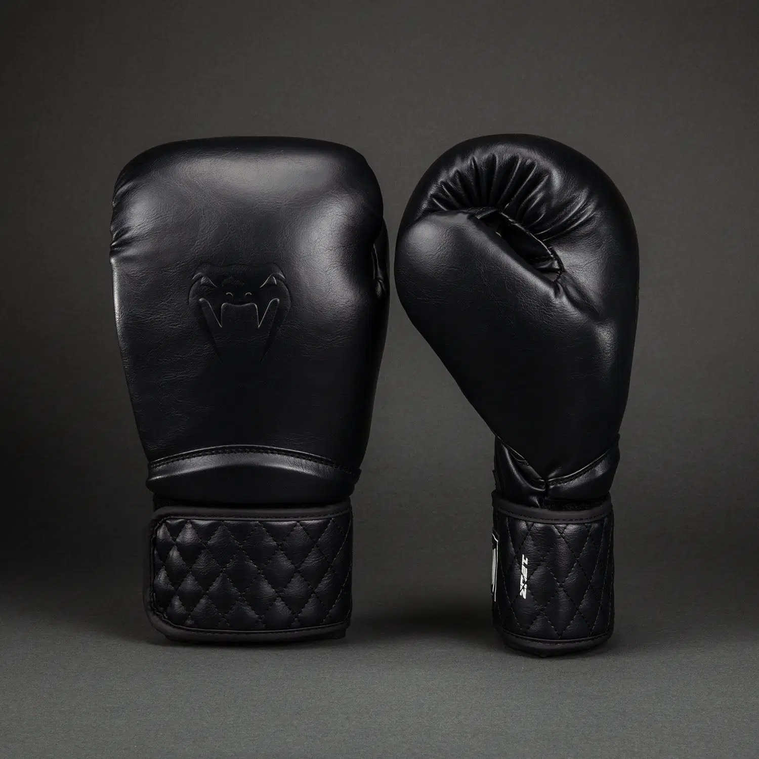 Venum Impact Classic Boxing Gloves - Black преден изглед