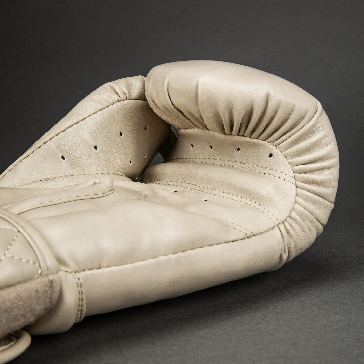 Venum Impact Classic Boxing Gloves - Ivory детайл