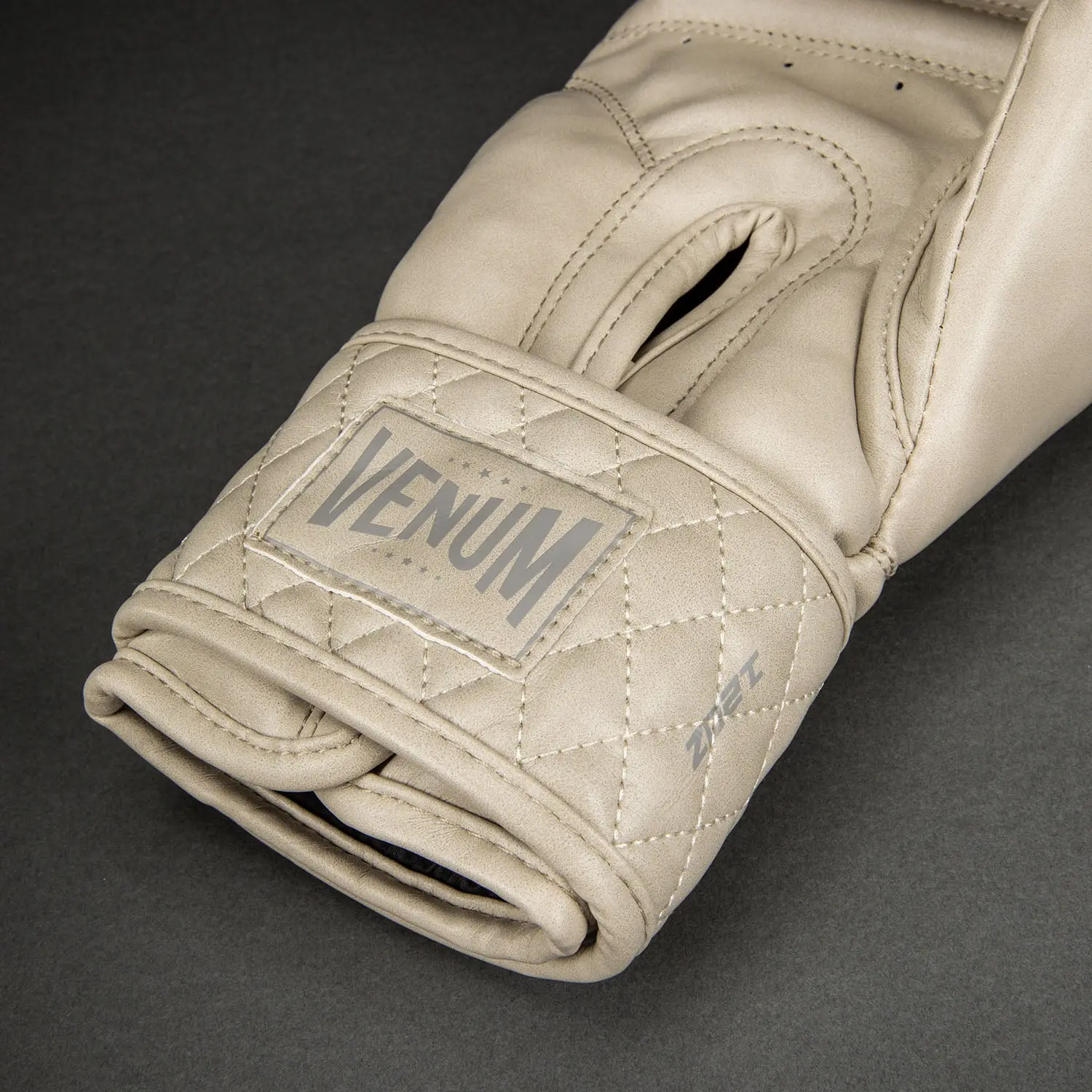 Venum Impact Classic Boxing Gloves - Ivory лого Venum