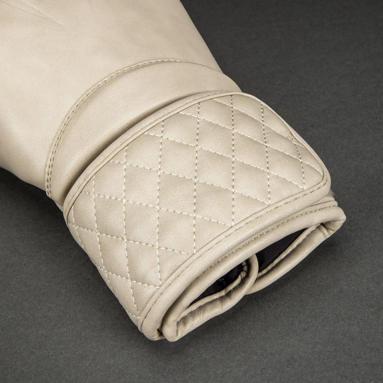 Venum Impact Classic Boxing Gloves - Ivory капитониран маншет