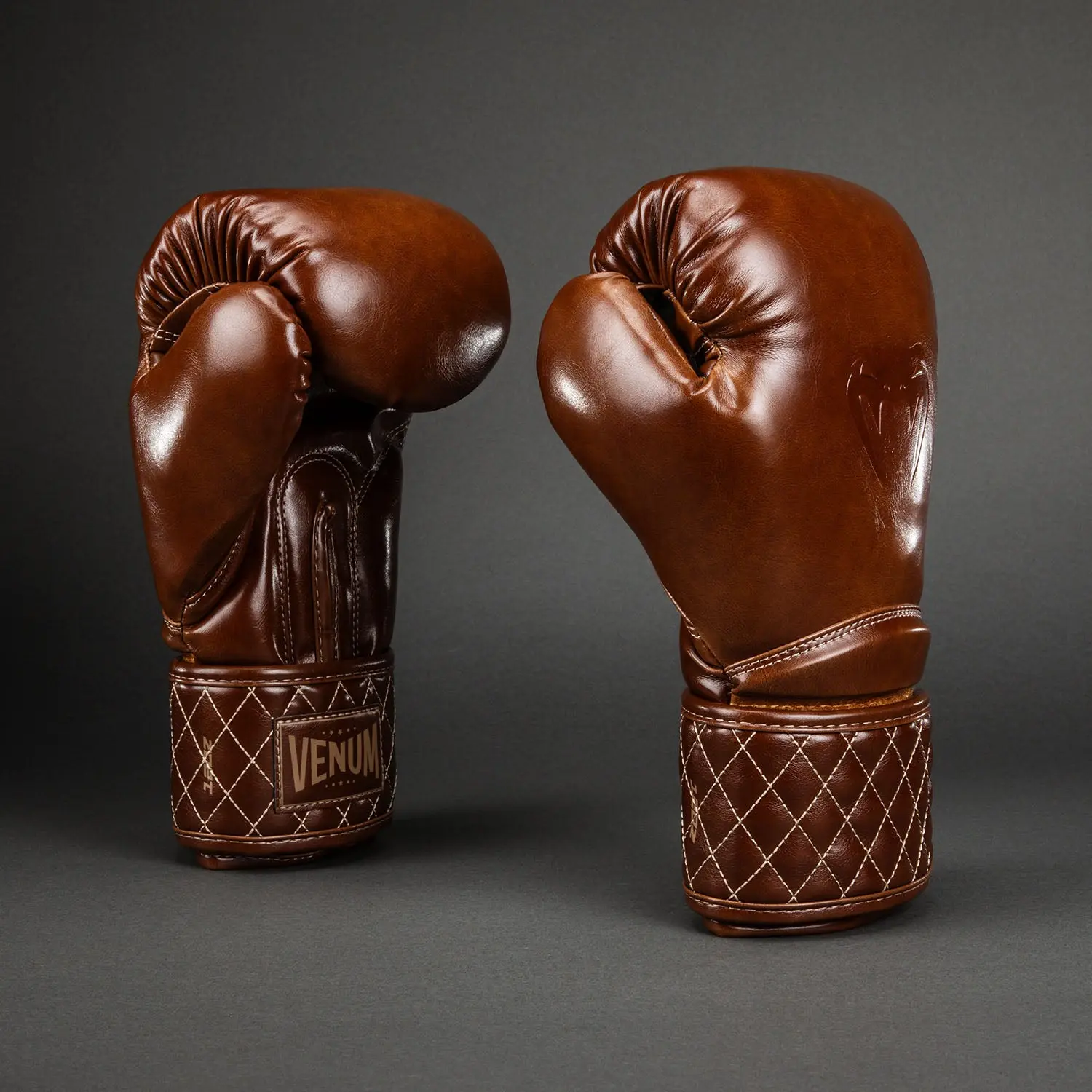 Venum Impact Classic Boxing Gloves - Shiny Havana ляв и десен преден изглед