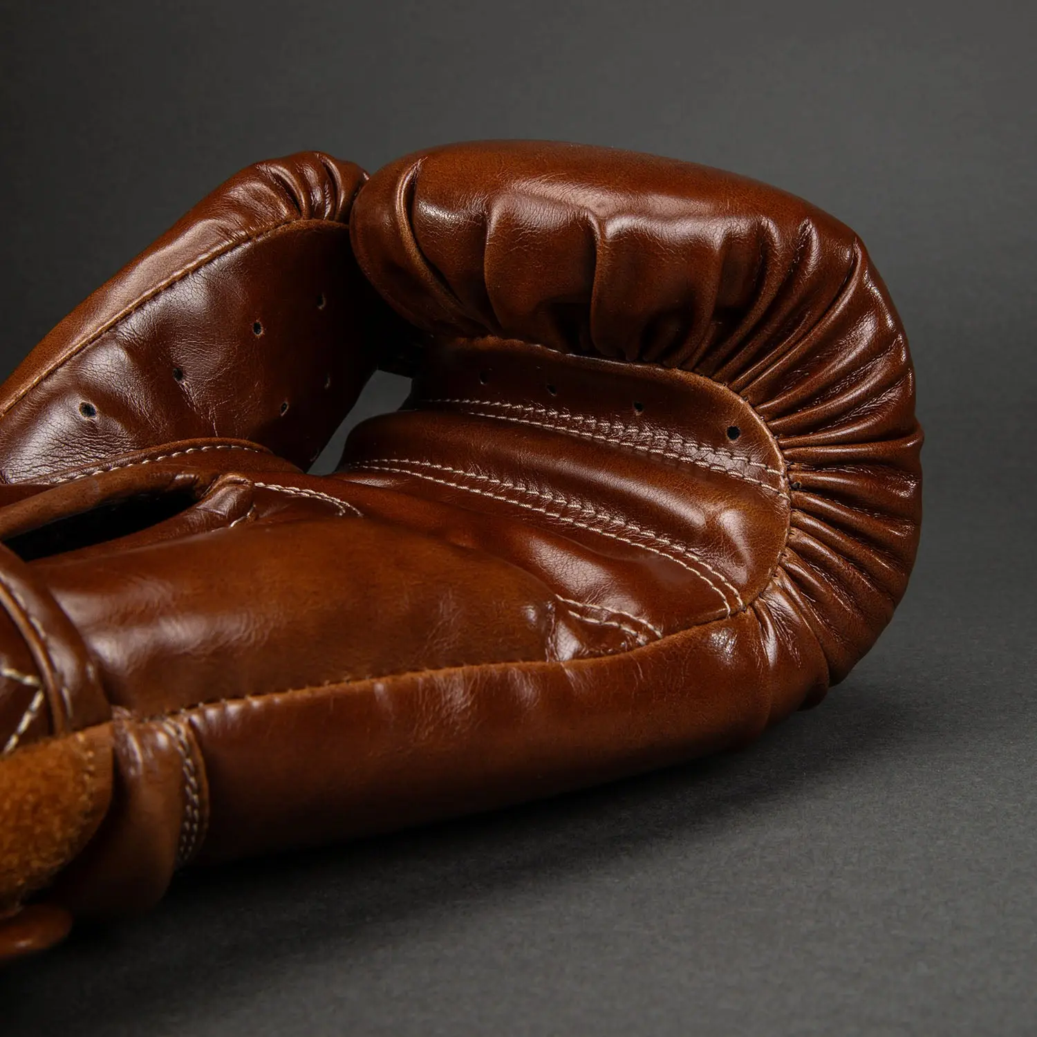 Venum Impact Classic Boxing Gloves - Shiny Havana страничен изглед