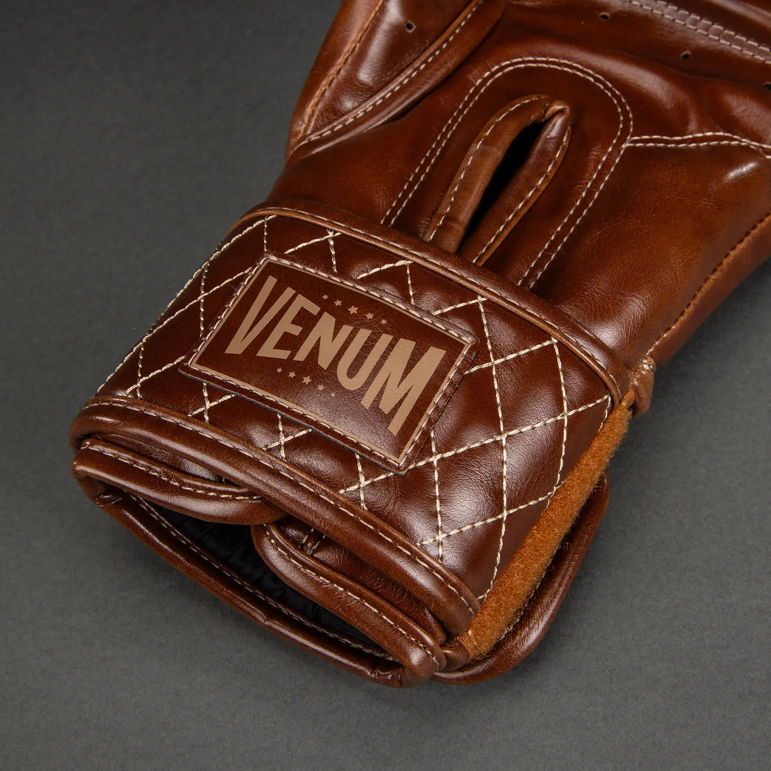 Venum Impact Classic Boxing Gloves - Shiny Havana с логото Venum