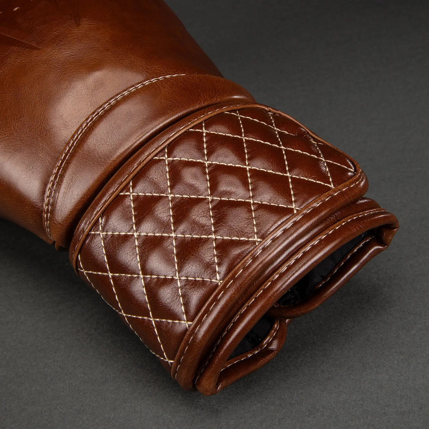 Venum Impact Classic Boxing Gloves - Shiny Havana детайл от маншета