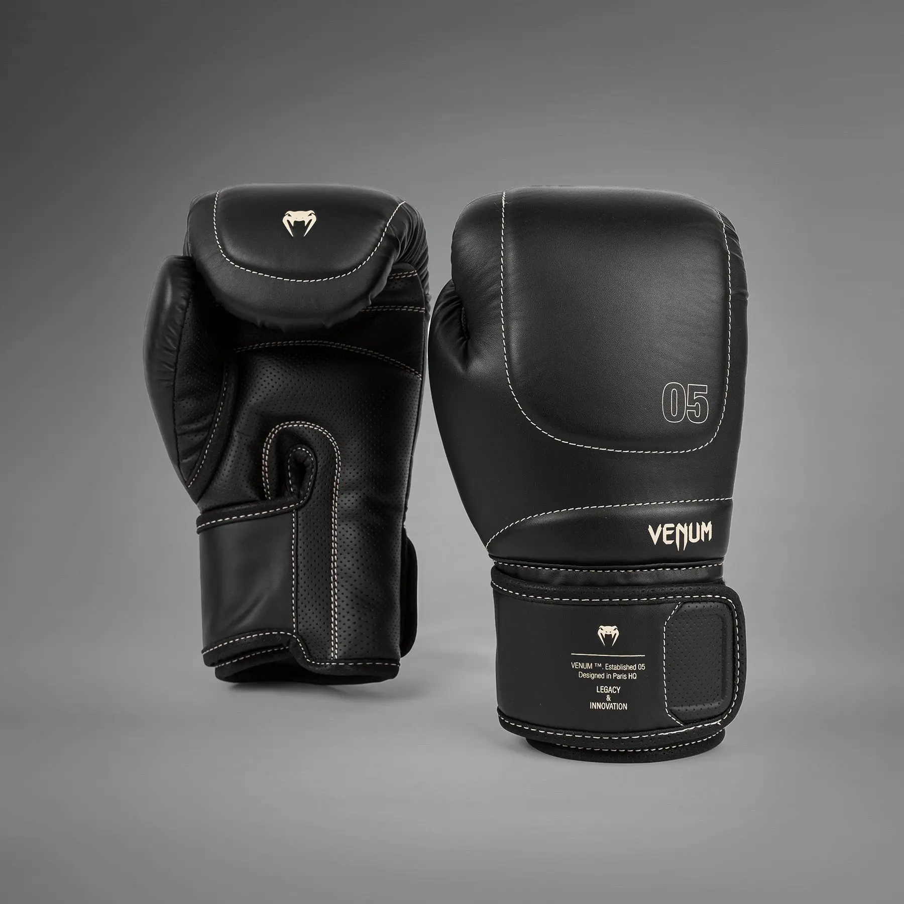 Venum Impact Evo Boxing Gloves - Black чифт ръкавици, показващи детайли