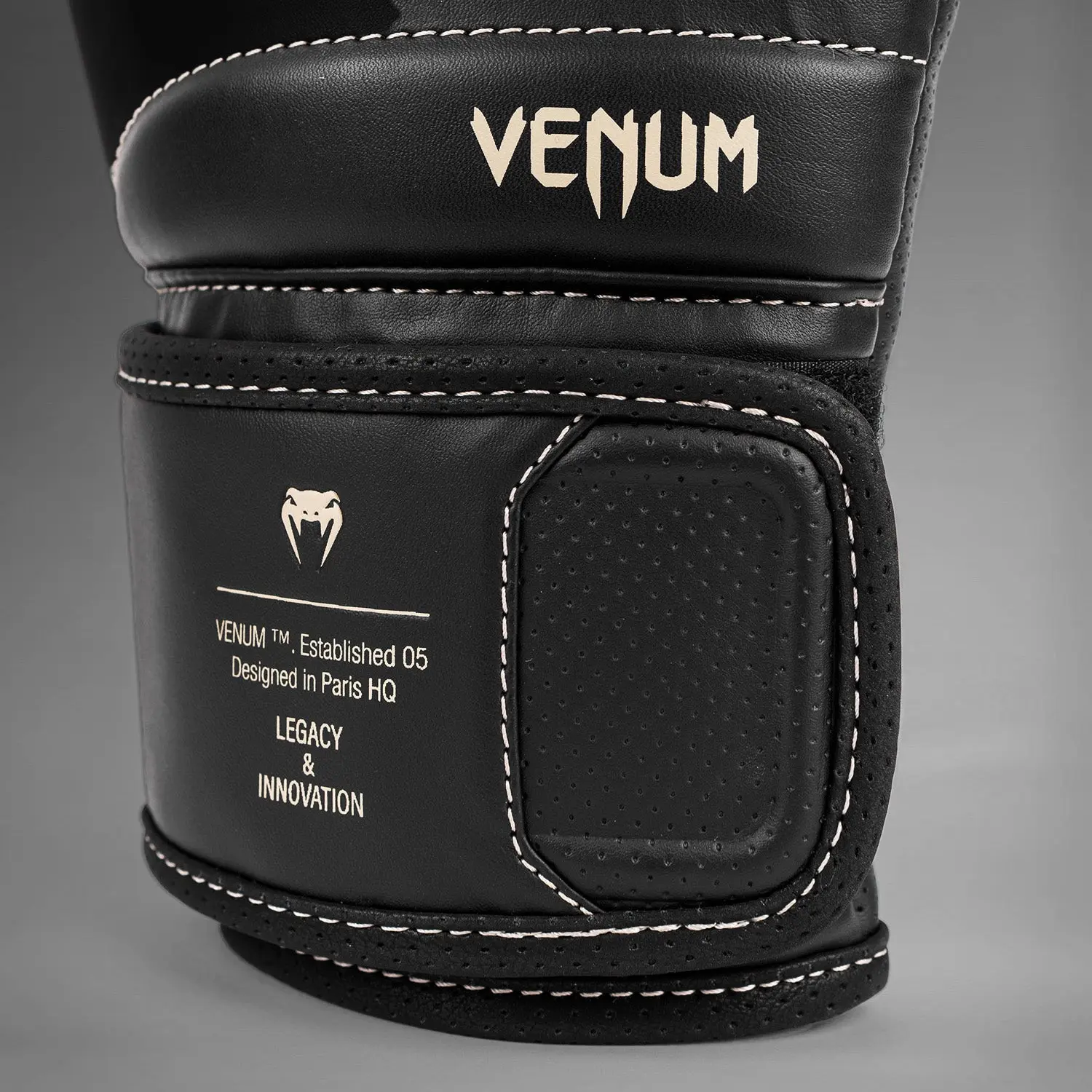 Venum Impact Evo Boxing Gloves - Black близък план на етикет и лого