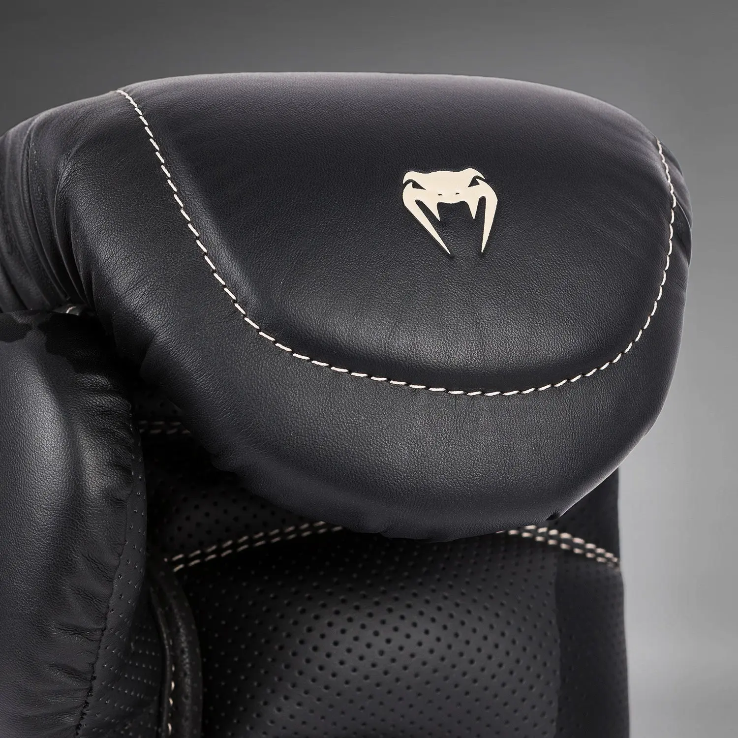 Venum Impact Evo Boxing Gloves - Black детайл от лого Venum върху ръкавица