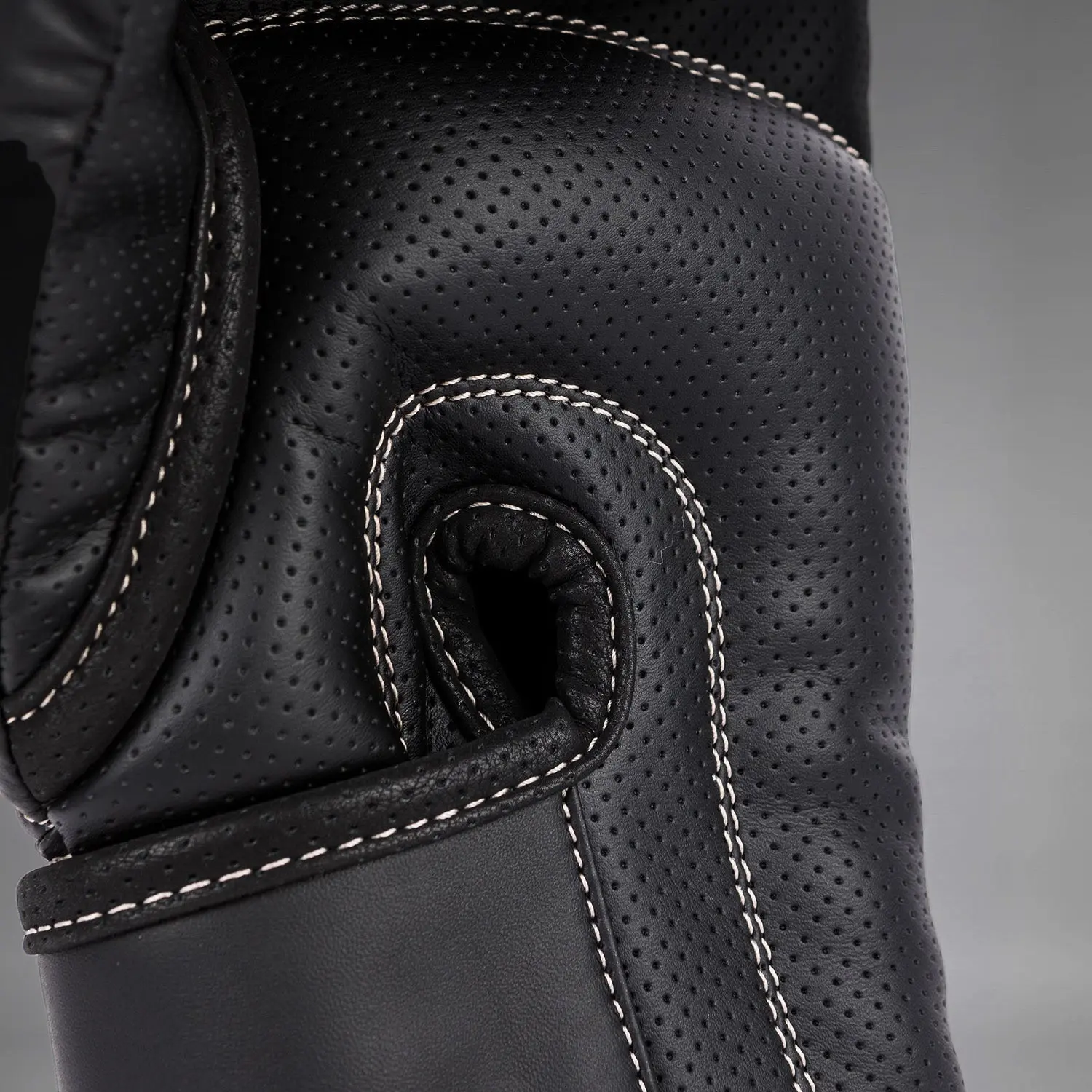 Venum Impact Evo Boxing Gloves - Black близък план на перфорирана кожа и шевове