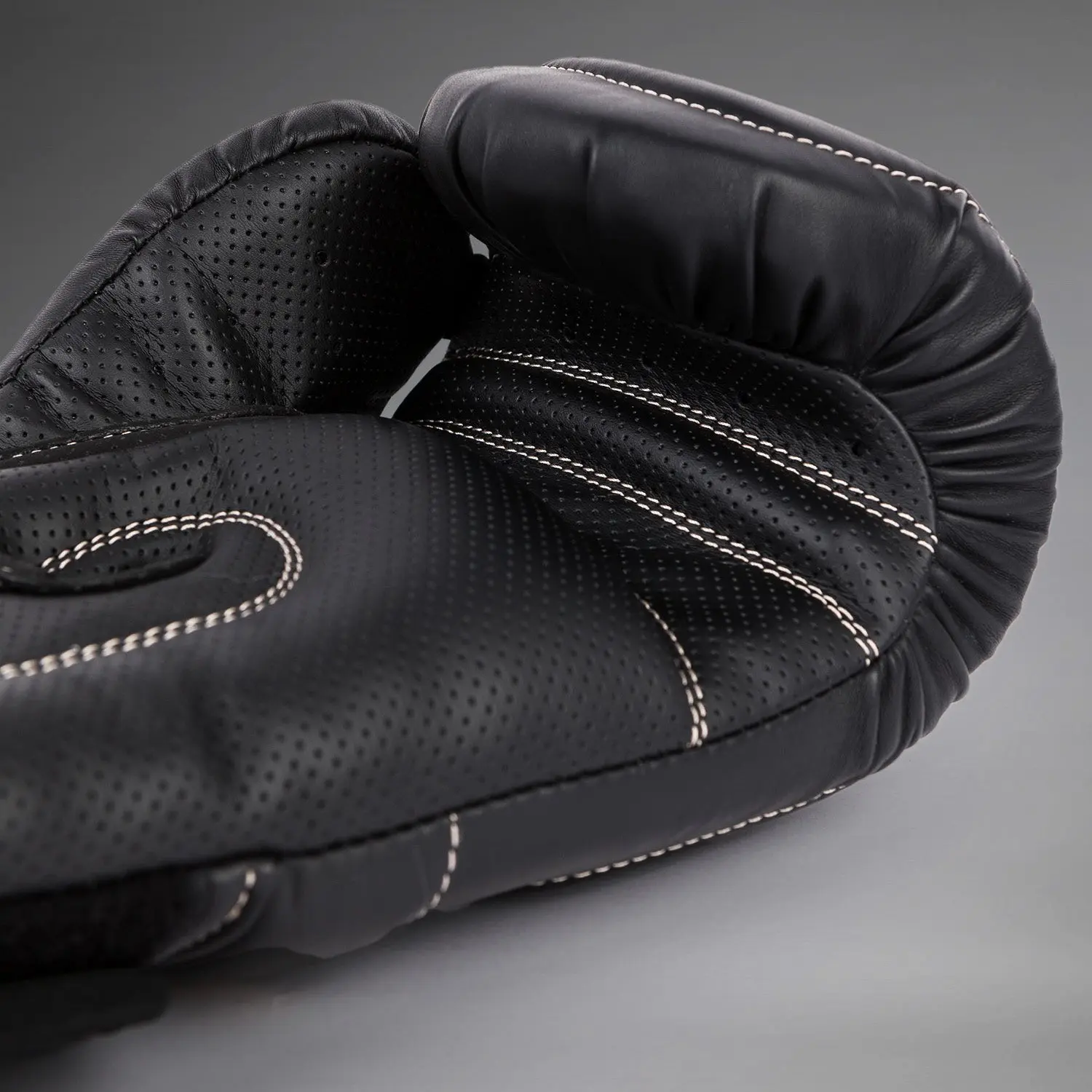 Venum Impact Evo Boxing Gloves - Black изглед отстрани на ръкавица с перфорирана кожа