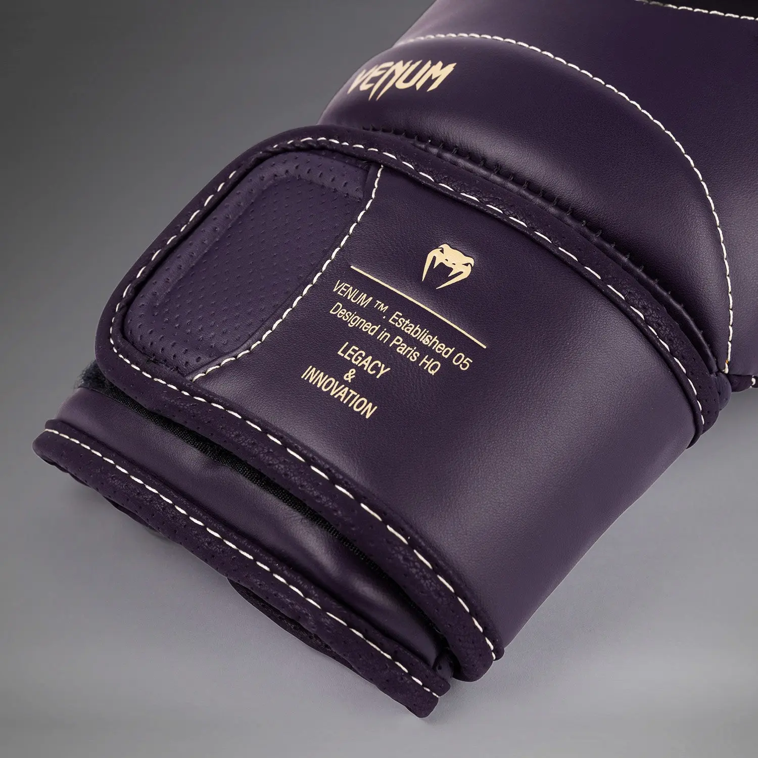 Venum Impact Evo Boxing Gloves - Deep Purple, детайл на етикета