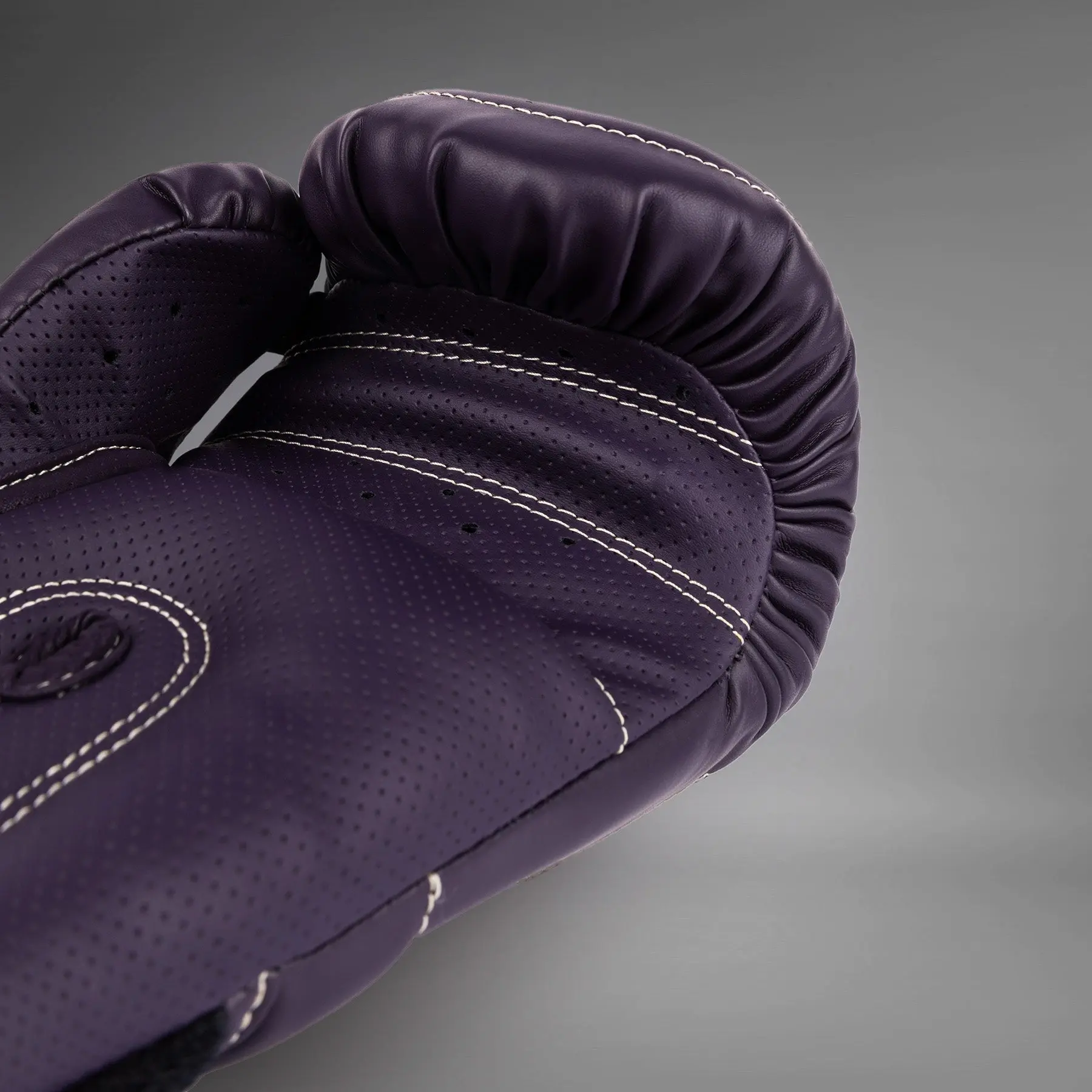 Venum Impact Evo Boxing Gloves - Deep Purple, детайл на върха