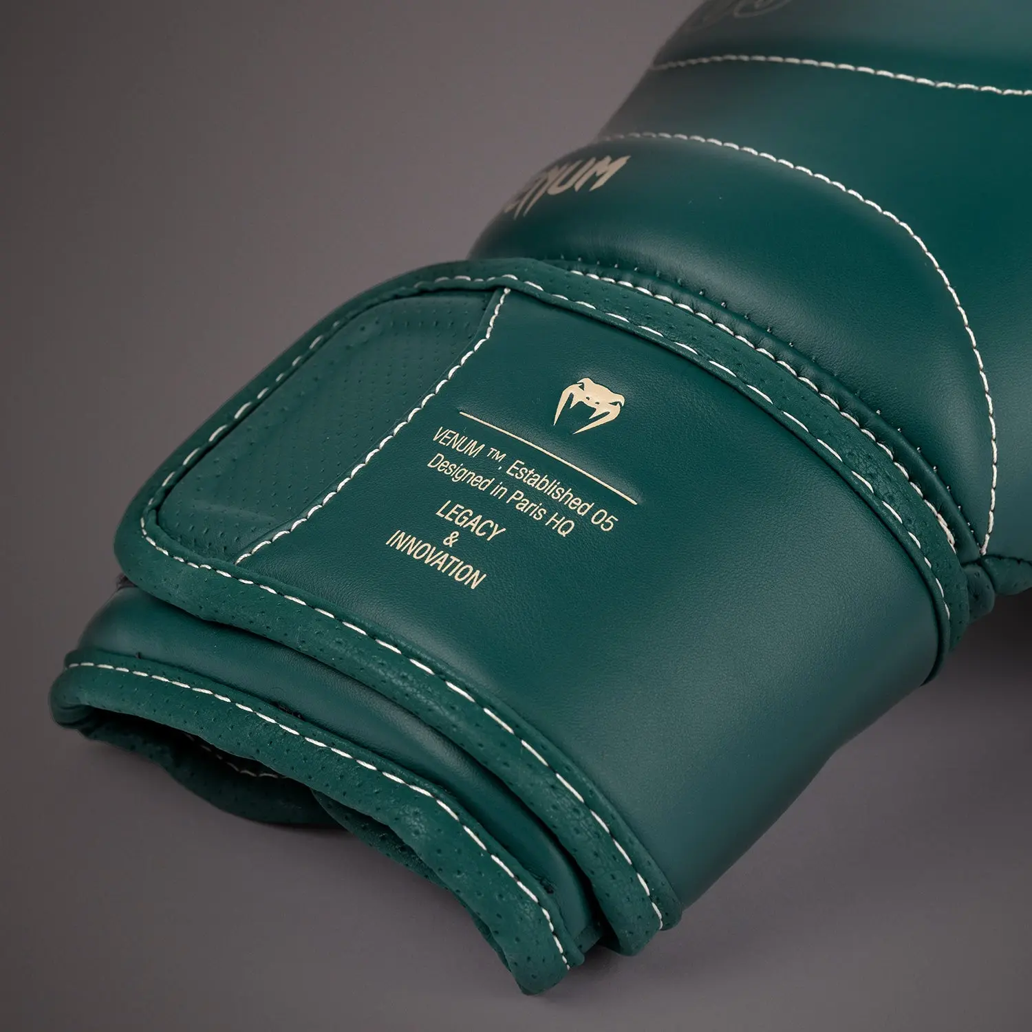 Venum Impact Evo Boxing Gloves - Emerald Green етикет