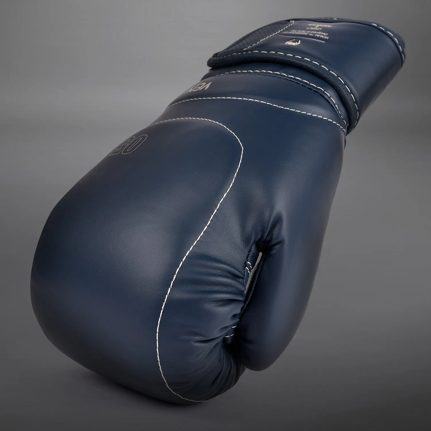 Venum Impact Evo Boxing Gloves - Icy Blue детайлен изглед на ръкавицата