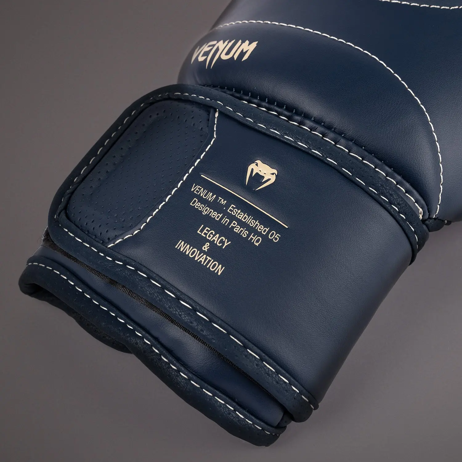 Venum Impact Evo Boxing Gloves - Icy Blue детайл с лого и надпис