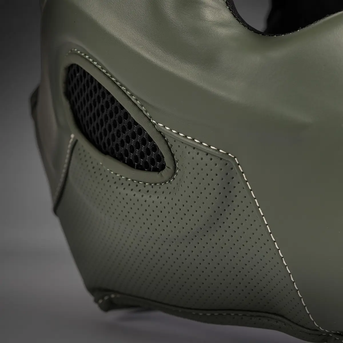 Venum Impact Evo Headgear - Military Green детайл от перфорирана кожа и мрежа