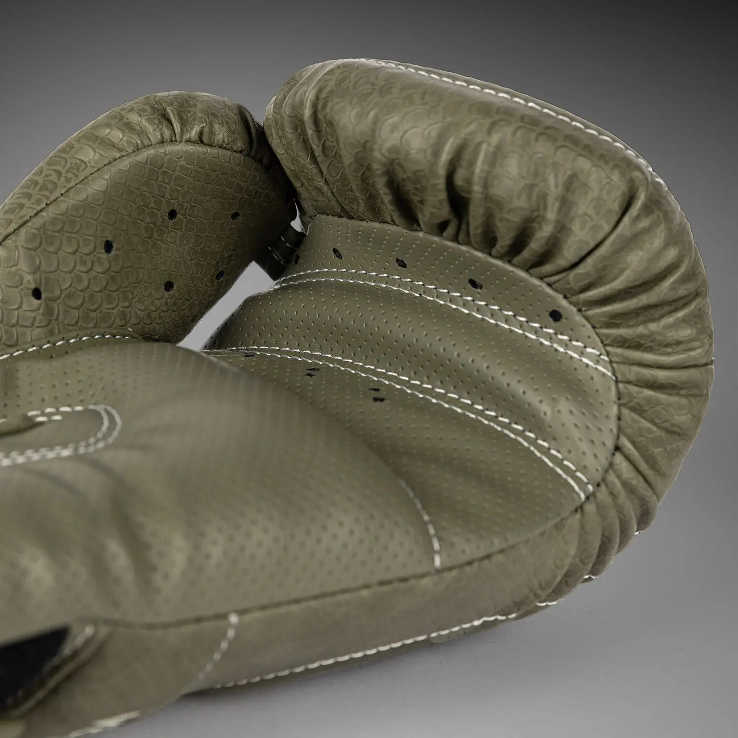 Venum Impact Evo Scales Boxing Gloves - Army Green, близък план на ръкавиците