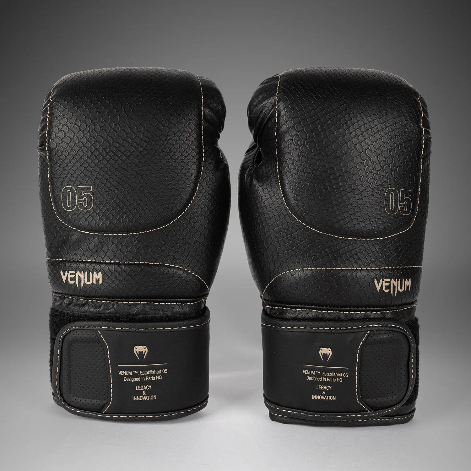 Venum Impact Evo Scales Boxing Gloves - Black, чифт, преден изглед