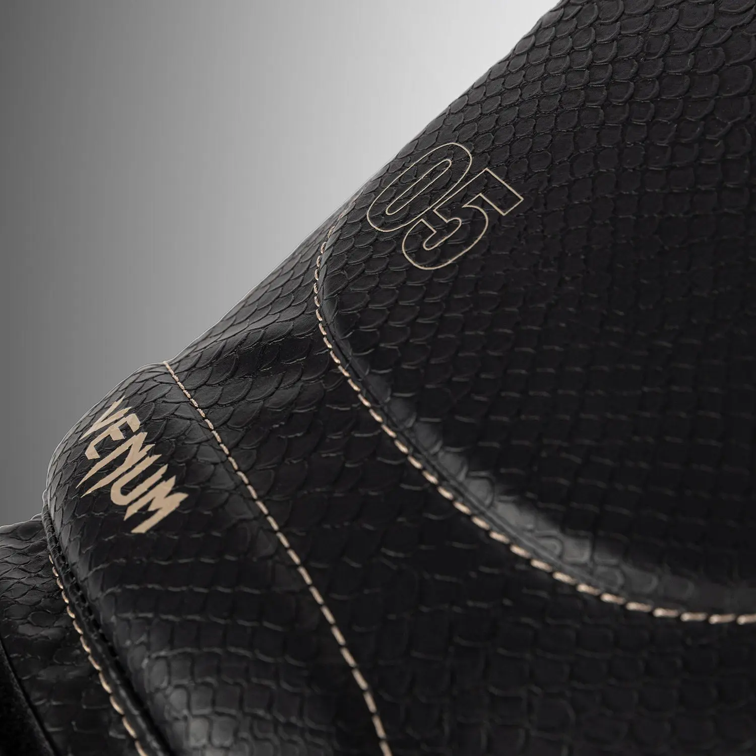 Venum Impact Evo Scales Boxing Gloves - Black, детайл лого и номер
