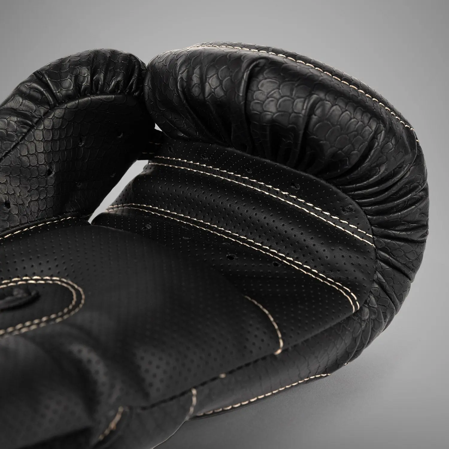 Venum Impact Evo Scales Boxing Gloves - Black, близък план