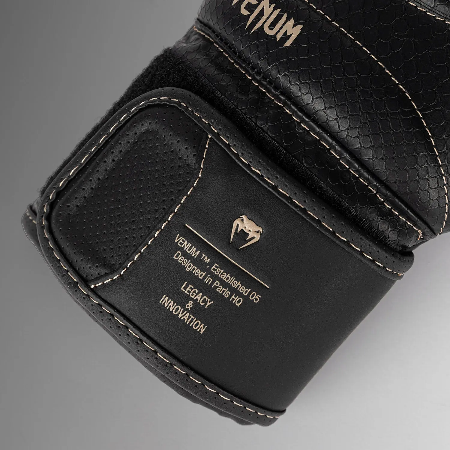 Venum Impact Evo Scales Boxing Gloves - Black, етикет с информация