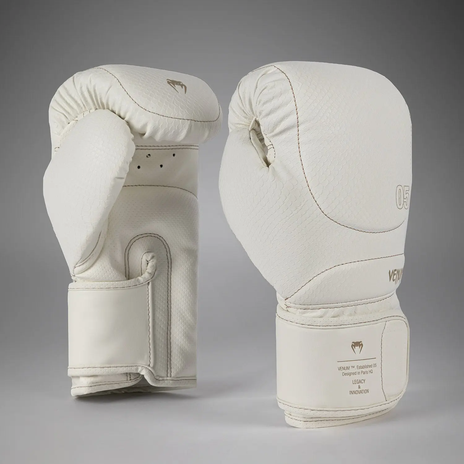 Venum Impact Evo Scales Boxing Gloves - Ivory преден изглед от двете страни