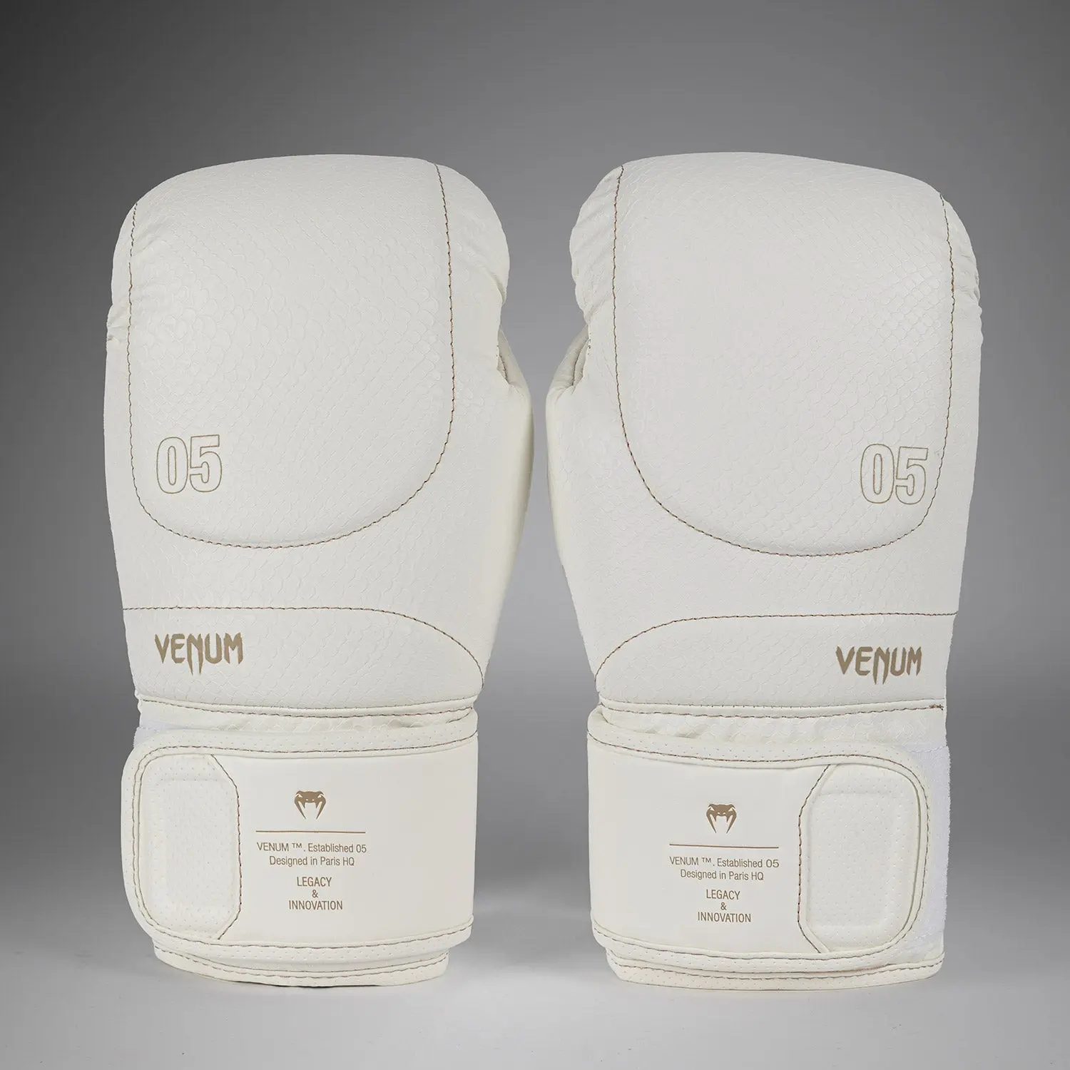 Venum Impact Evo Scales Boxing Gloves - Ivory преден изглед на етикета
