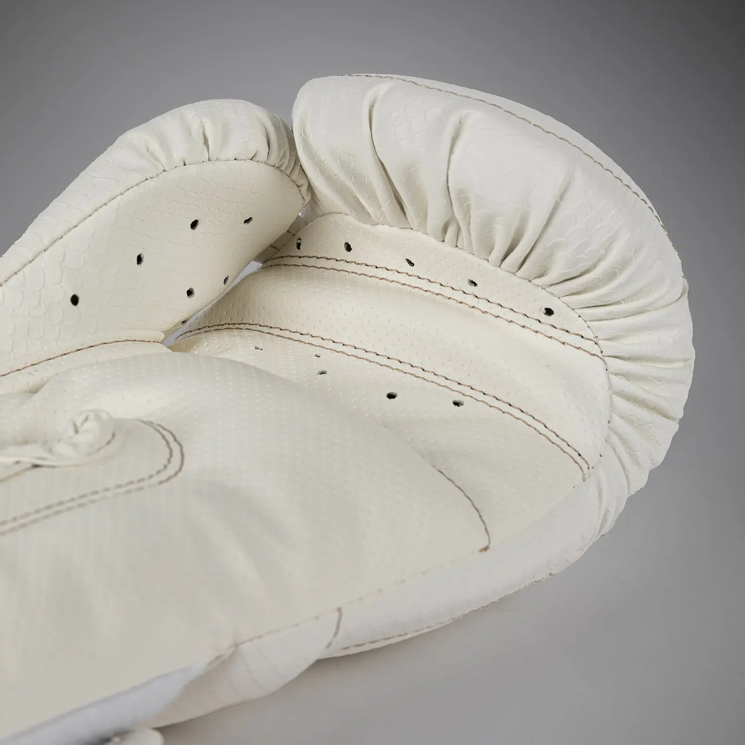 Venum Impact Evo Scales Boxing Gloves - Ivory детайлен изглед на шевове и перфорации