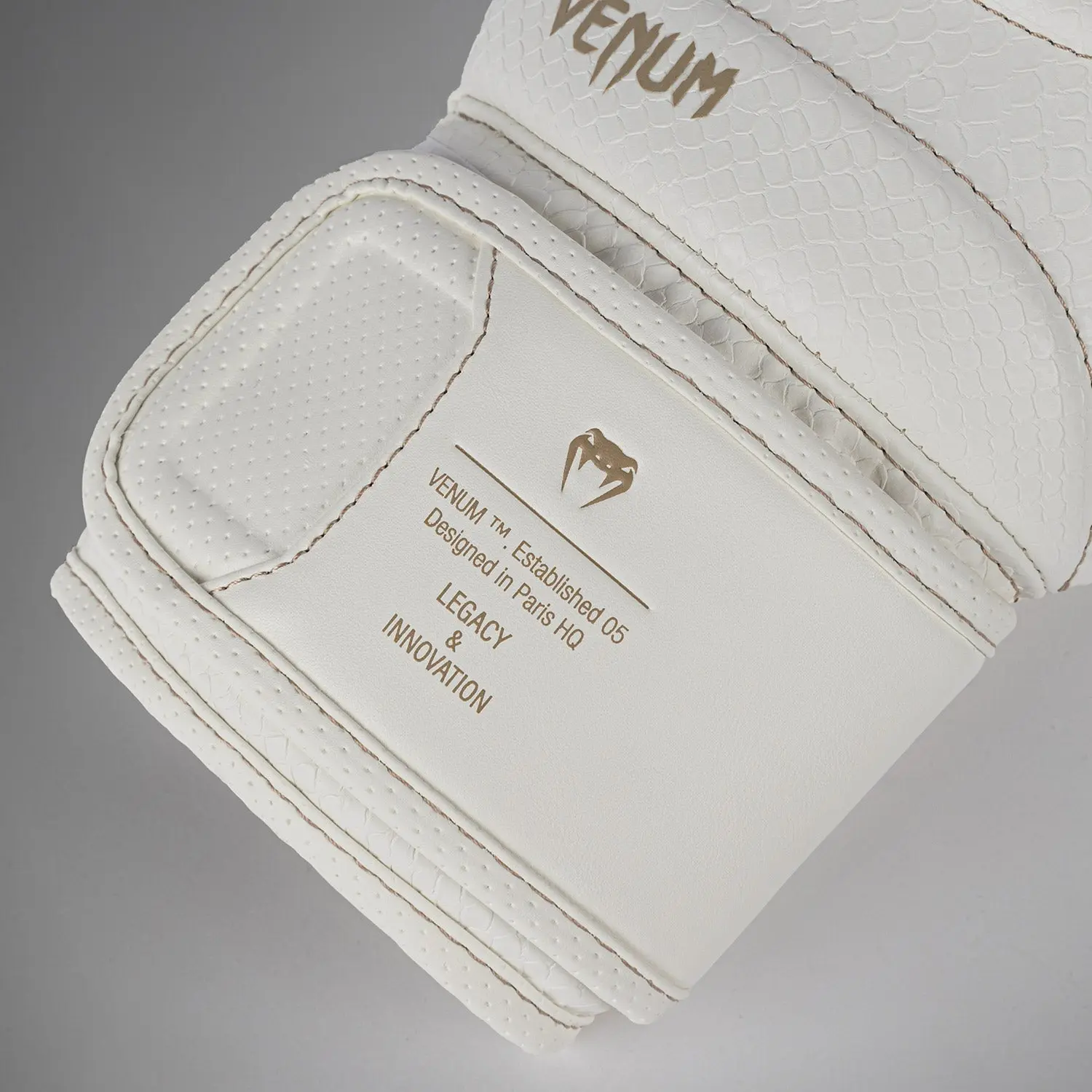 Venum Impact Evo Scales Boxing Gloves - Ivory детайл на велкро лента и лого