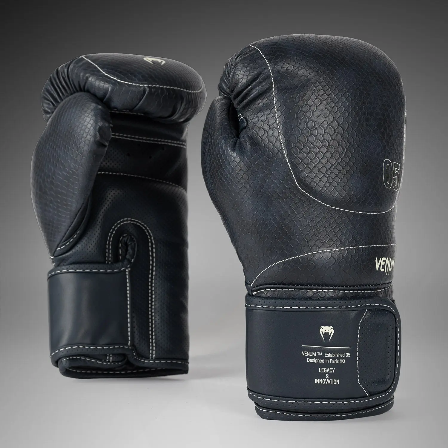 Venum Impact Evo Scales Boxing Gloves - Midnight Blue, лява ръкавица, преден изглед