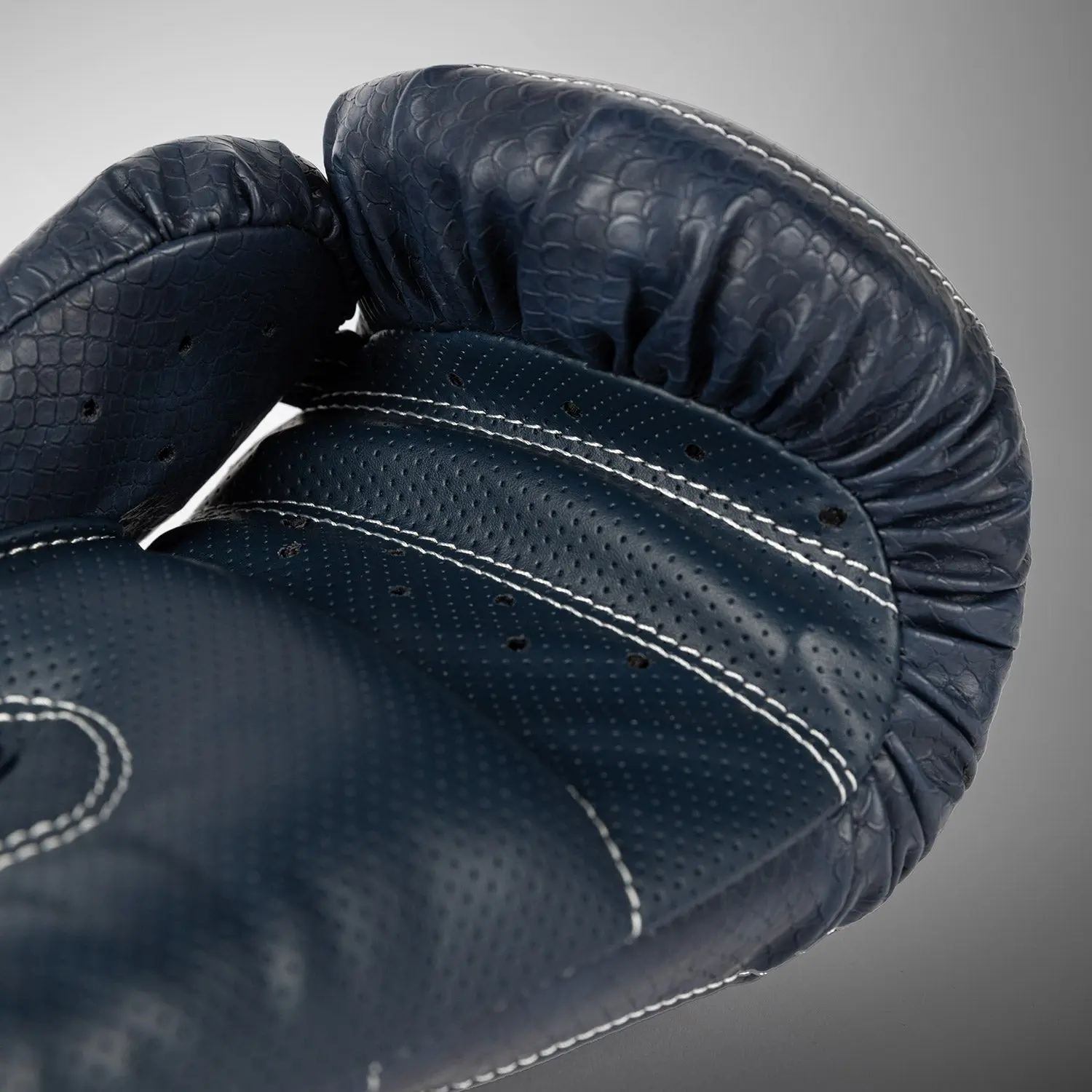 Venum Impact Evo Scales Boxing Gloves - Midnight Blue, детайл от уплътнението