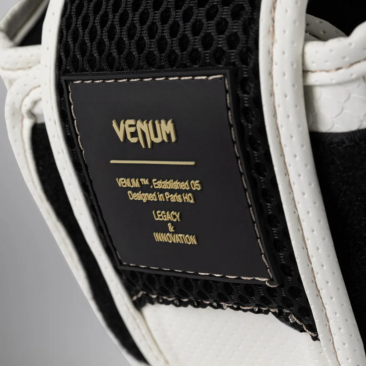 Venum Impact Evo Scales Headgear - Ivory, етикет с логото на Venum