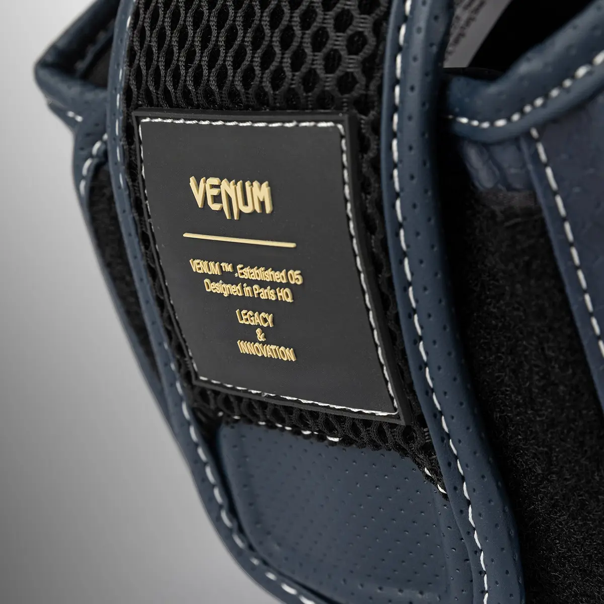 Venum Impact Evo Scales Headgear - Midnight Blue, детайл на етикет