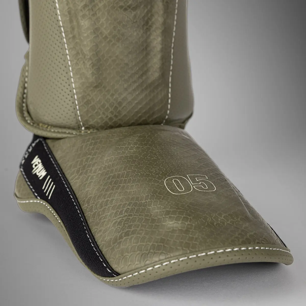 Venum Impact Evo Scales Shin Guards Army Green преден изглед на предната част